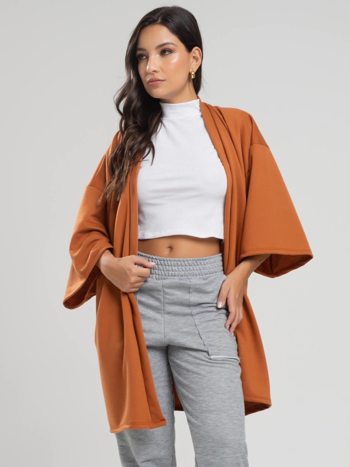 Vista 2 Casaco Kimono Overzide Moletinho Manga Longa Feminino Moda Casual Vicbela Terracota Vicbela caramelo