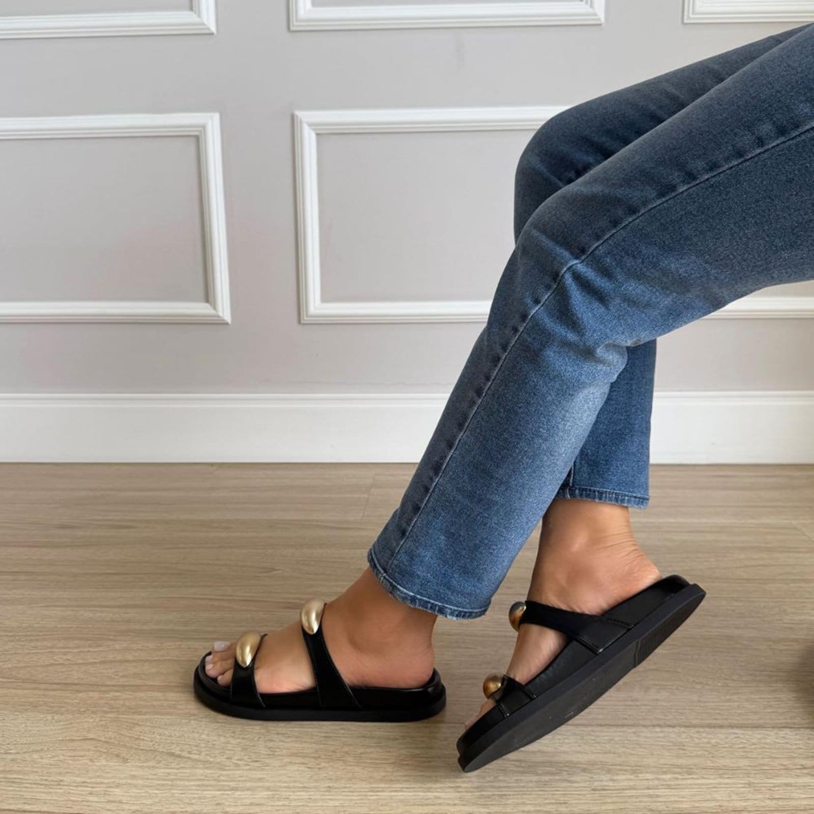 Vista 2 Lívia - Rasteira Feminina Preta com Detalhe Dourado Damannu Shoes preto