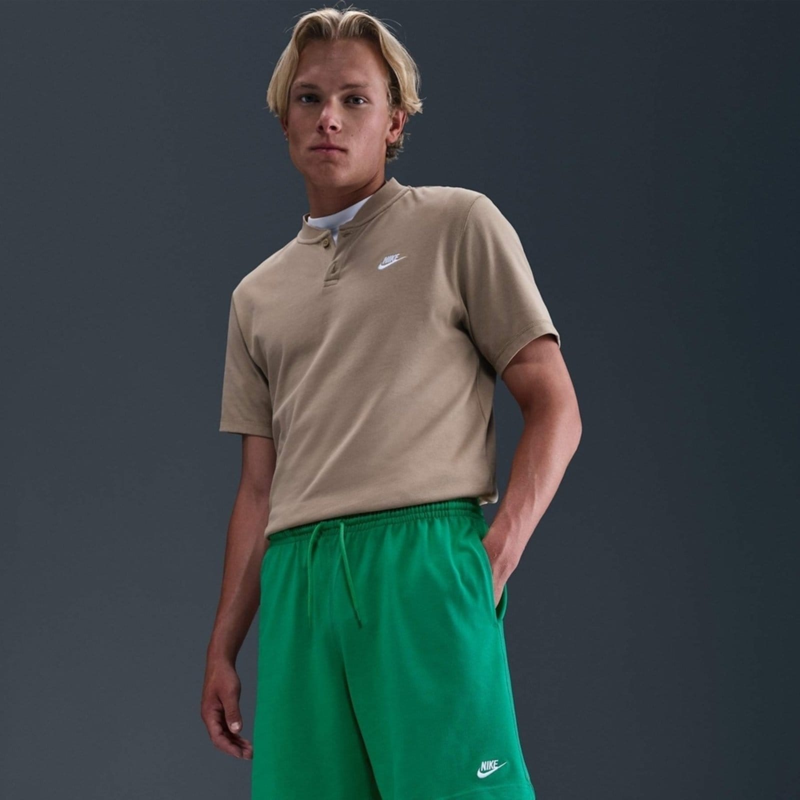 Vista 2 Shorts Nike Club Masculino Nike Verde