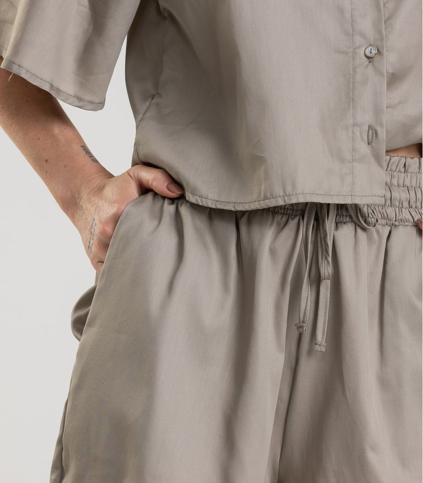 Vista 2 Shorts Feminino em Tecido Plano Dianna Dianna cinza