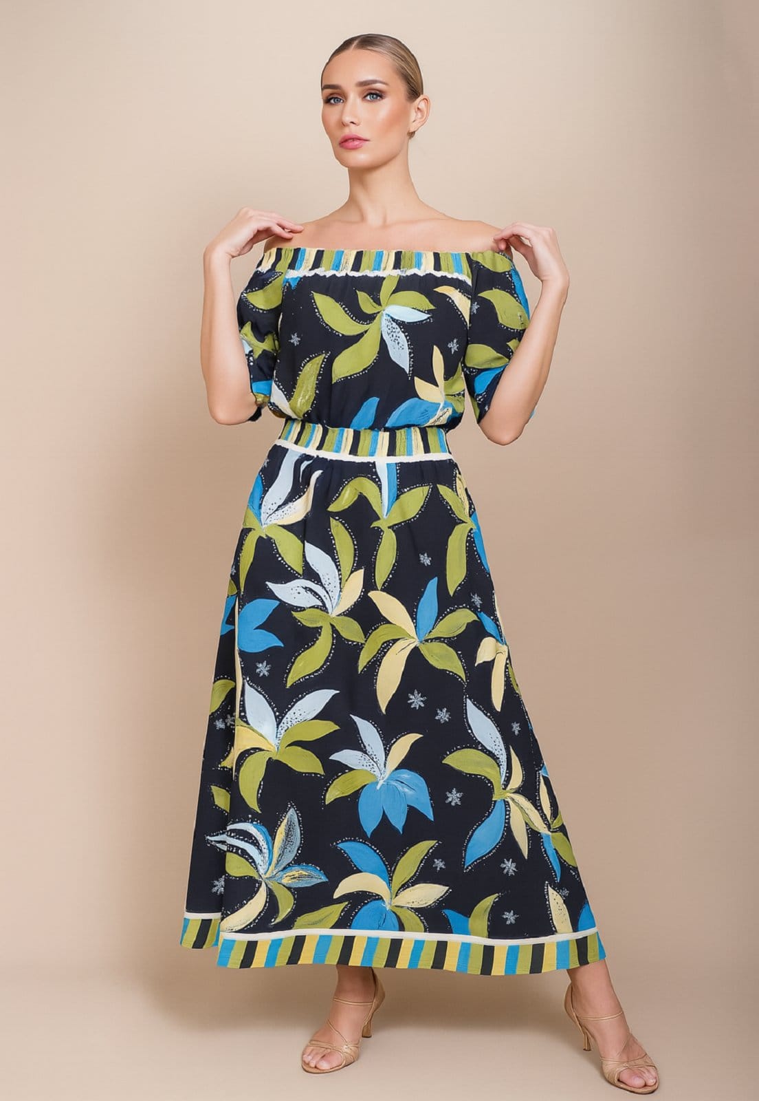 Vista 2 Vestido Midi Cabanafree Ciganinha Viscose sem Lapela Estampa Jardim Noturno Cabanafree azul/estampado/verde