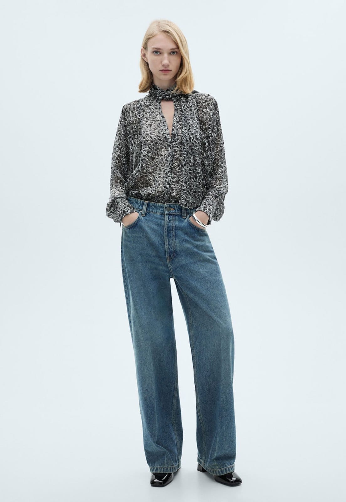 Vista 2 Blusa Mango Reta Leopardo Com Laço Mango cinza