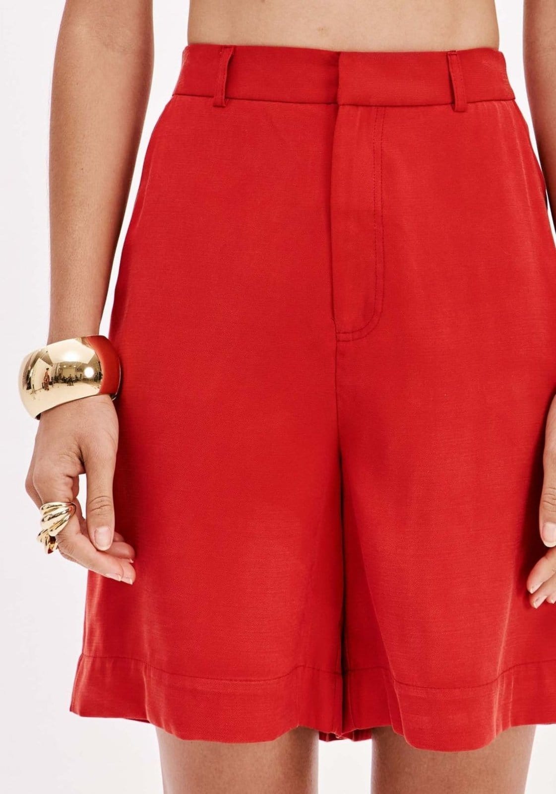 Vista 2 Bermuda Alongada Alfaiataria Cintura Alta Lança Perfume vermelho