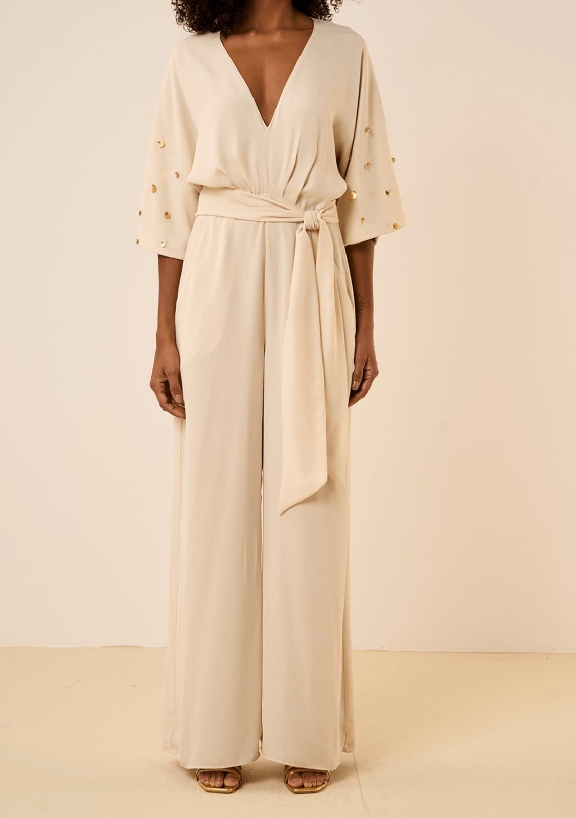 Vista 2 Macacão Maria Valentina Solto Decote V Manga Curta Longo Maria Valentina bege