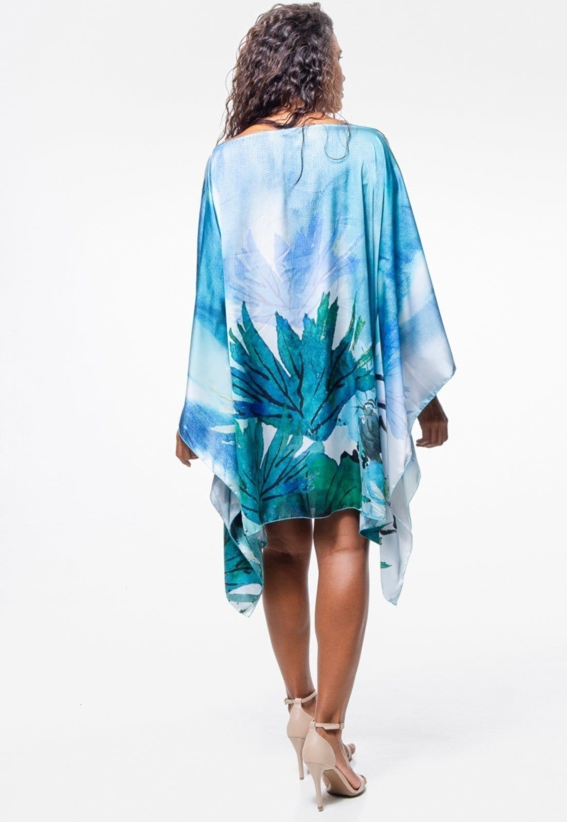 Vista 2 Vestido Kaftan Curto Cetim Crepe Estampado EXCLUSIVO Flor Lotus Aquarelado Verde 101 Resort Wear azul/verde azul