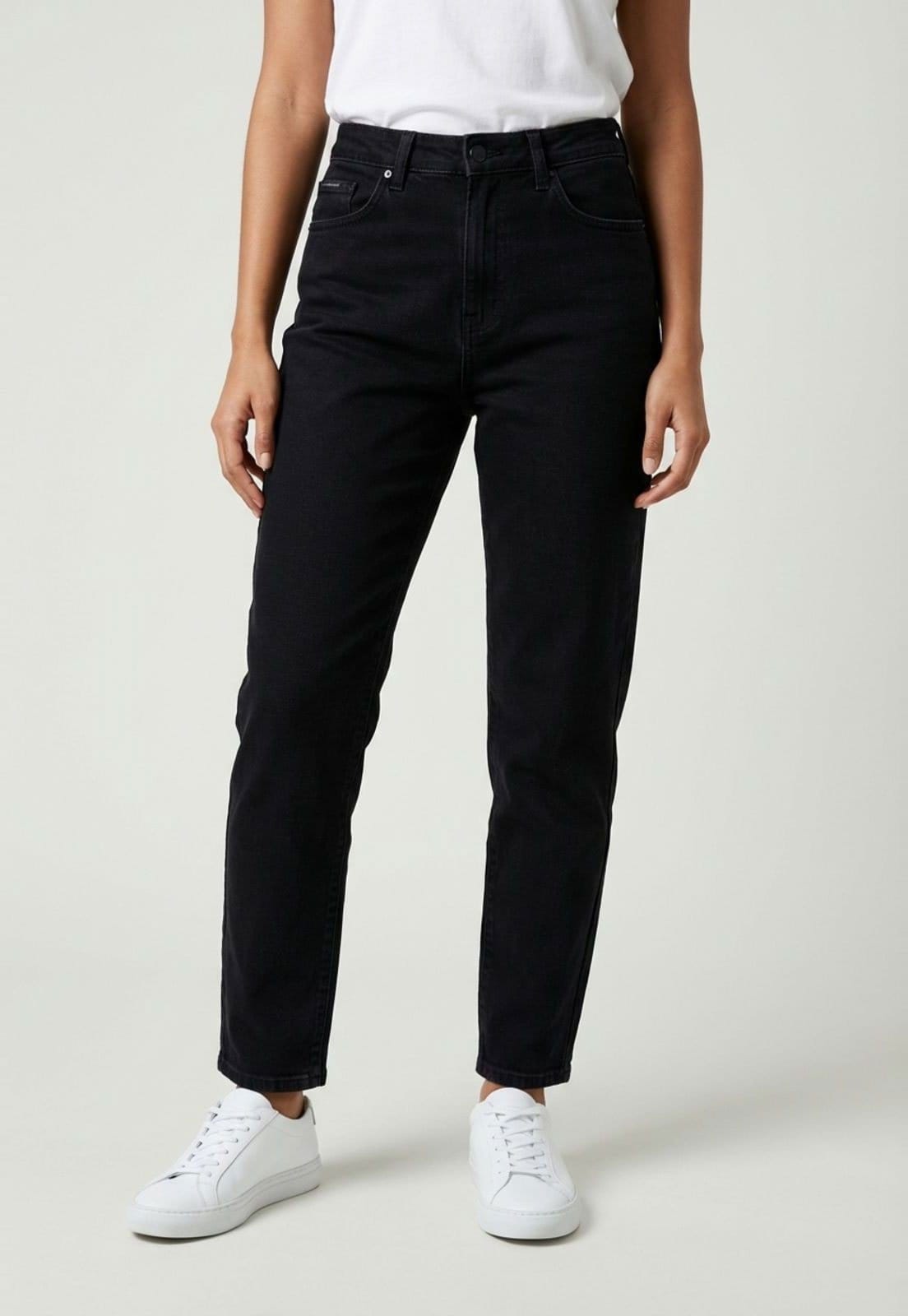 Vista principal Calça Feminina Calvin Klein Jeans Mom 5 Pockets Preta Calvin Klein Jeans preto