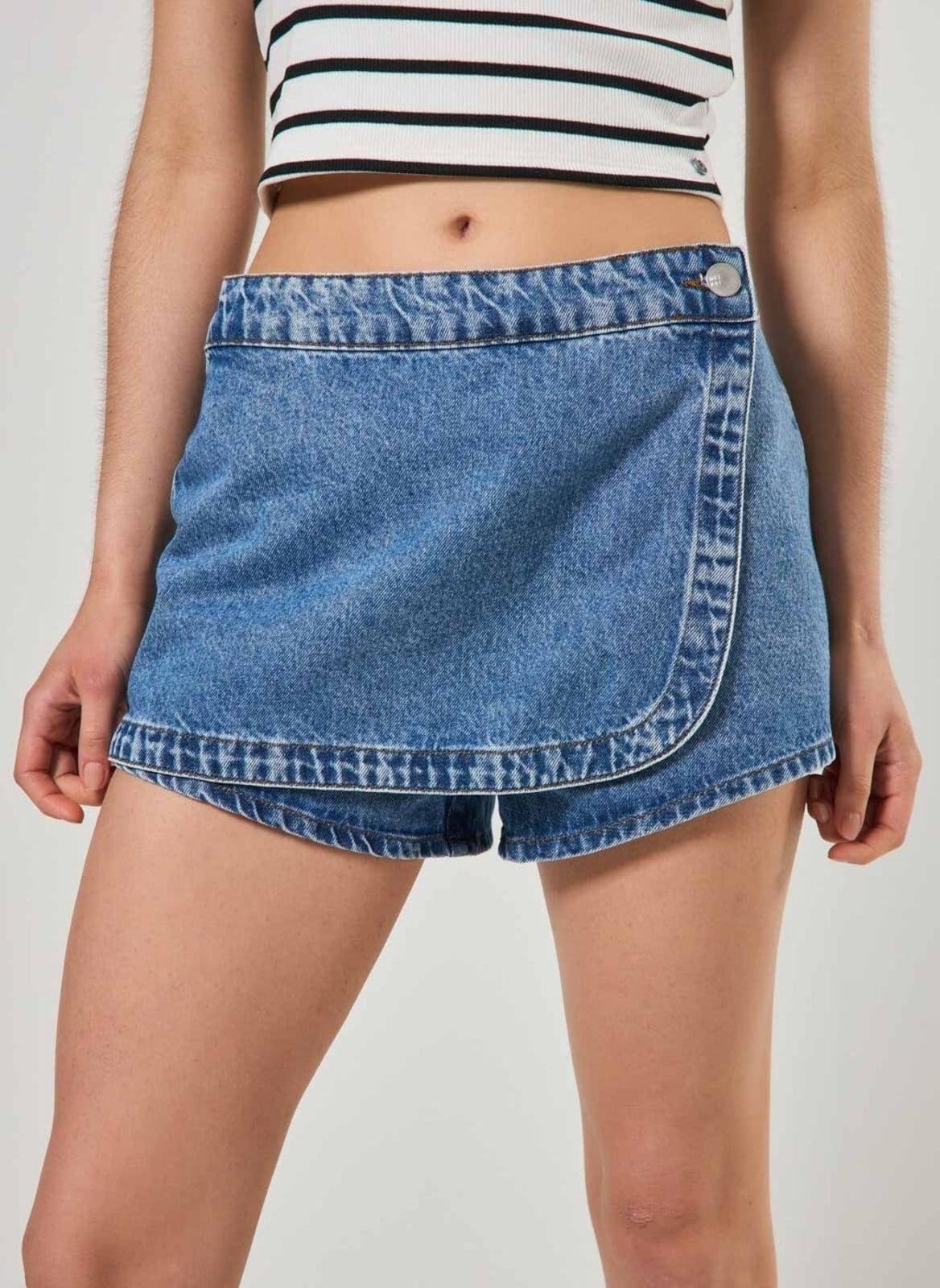 Vista 2 Short Saia Jeans Botão Deslocado Youcom multicolorido