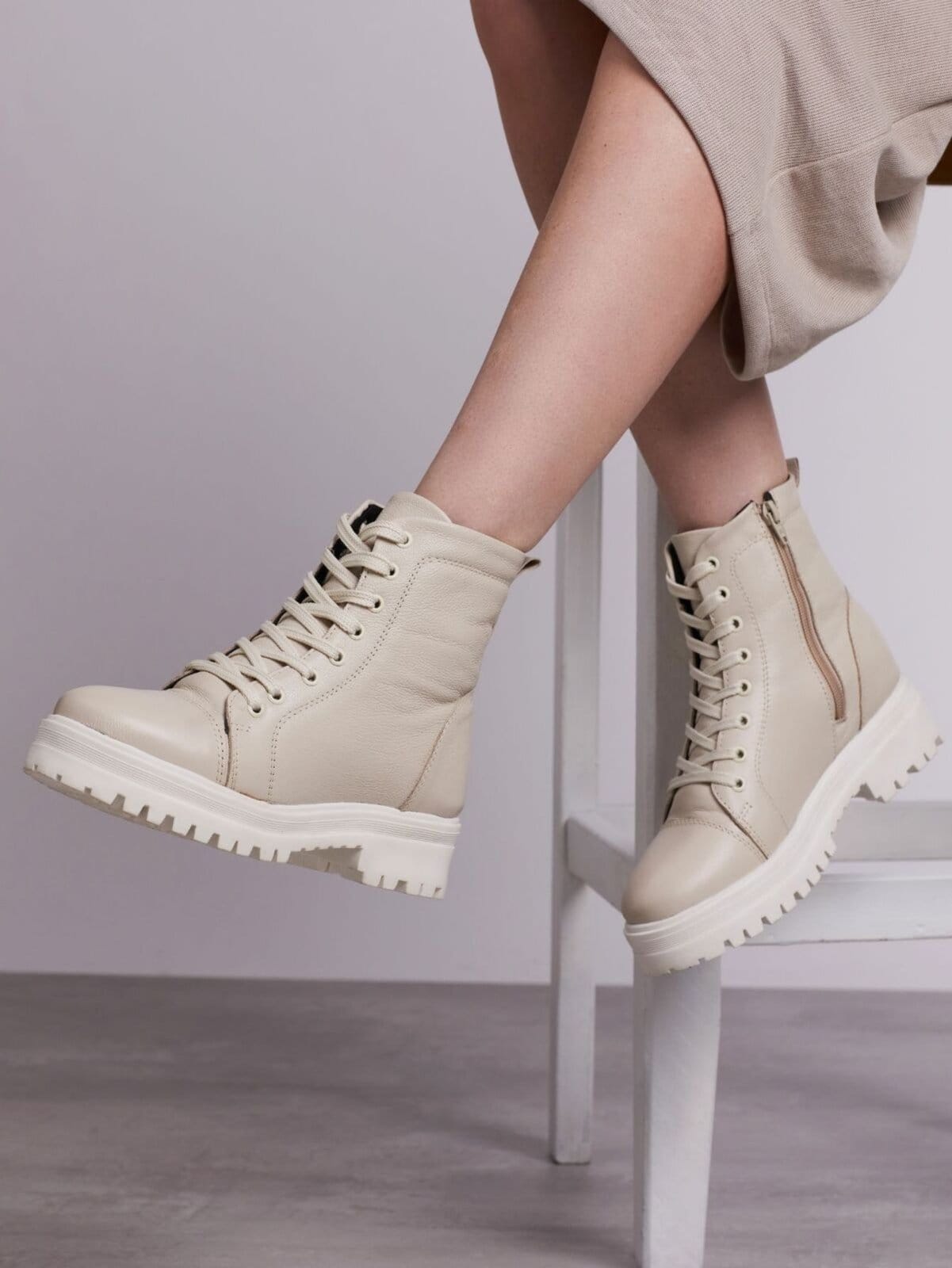 Vista principal Bota Botinha Coturno Feminina em Couro Confortável e Macio Versátil e Moderna Festas e Dia a Dia THEZB preto