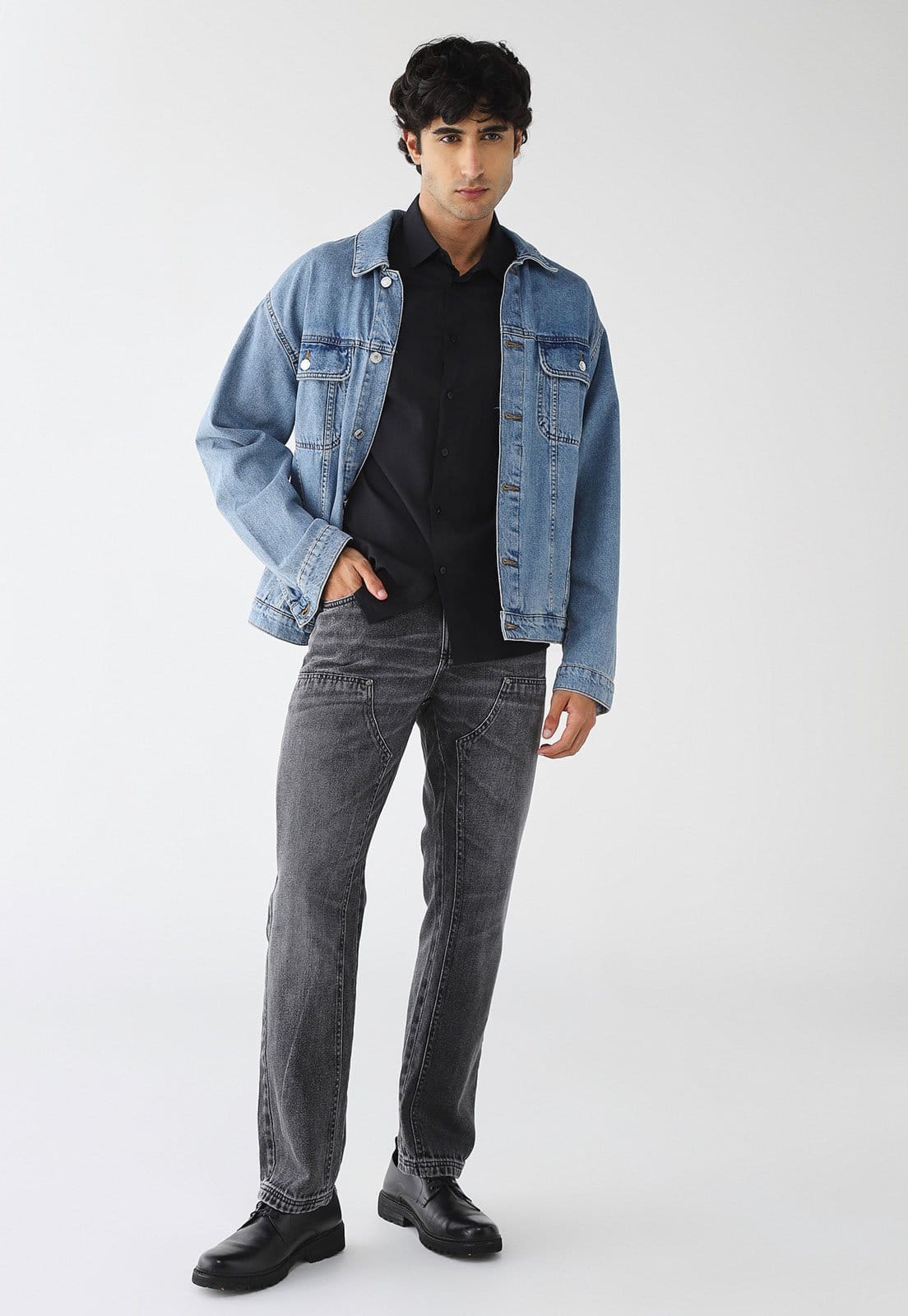 Vista 2 Calça Jeans Colcci Reta Recortes Preta Colcci preto