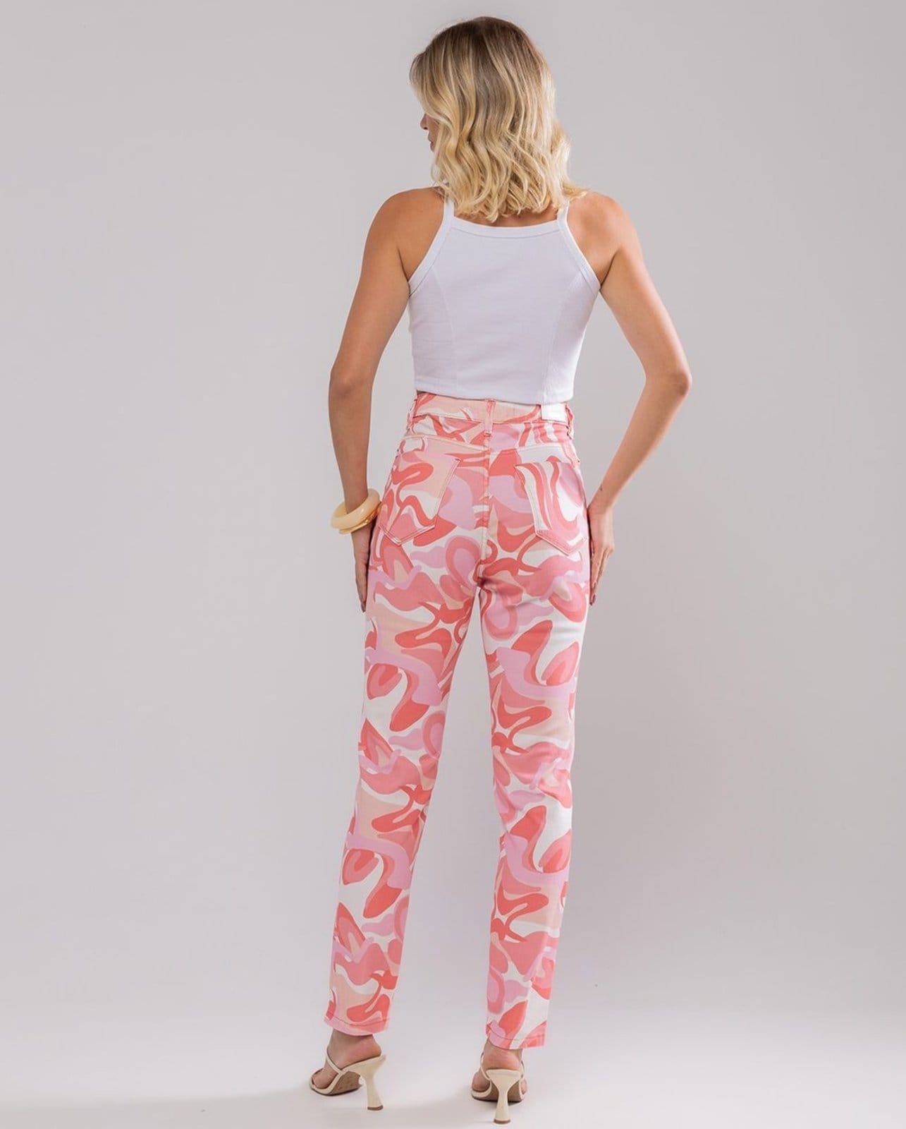 Vista 2 Calça Feminina Mom com Elastano 22425 Estampado Consciência rosa