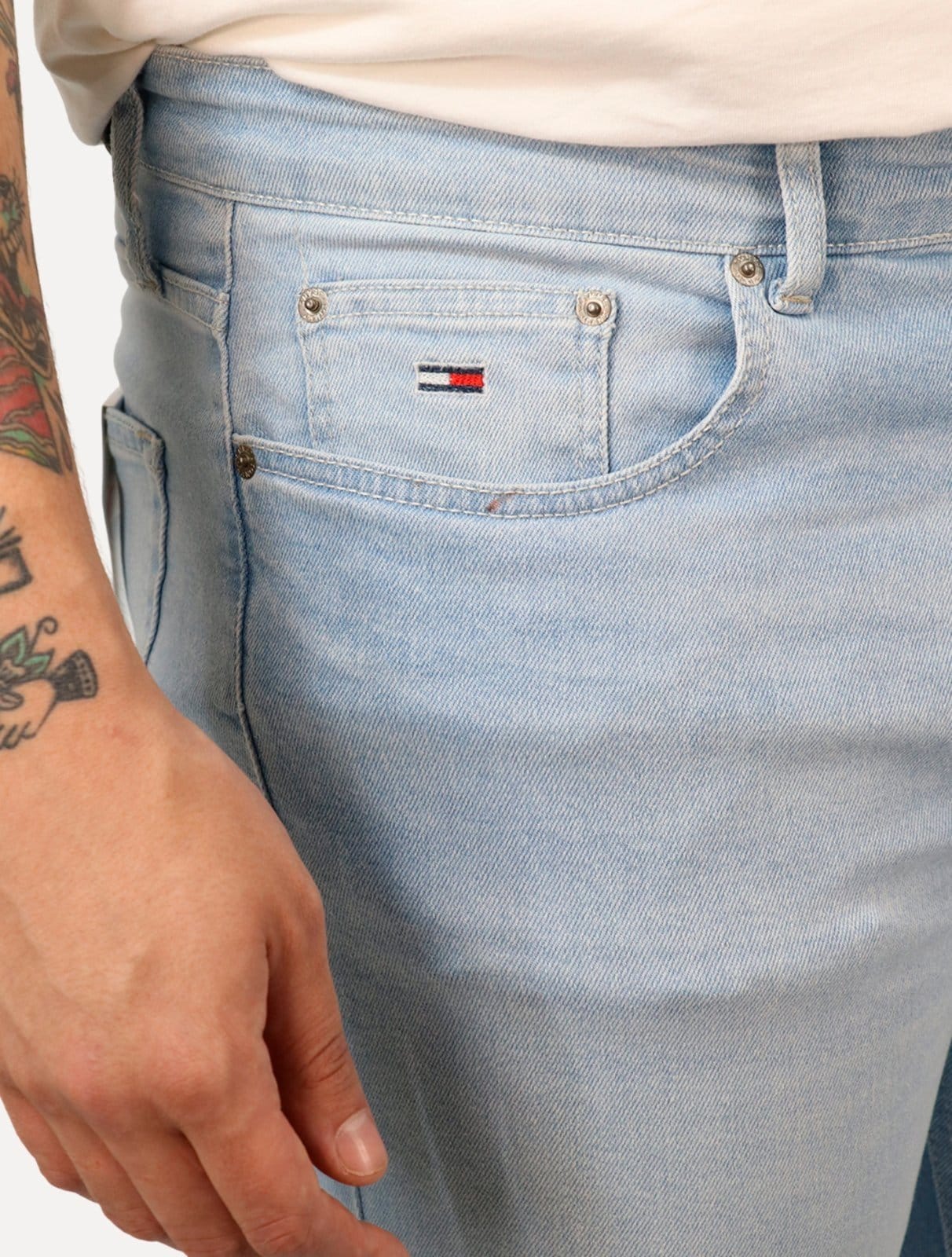 Vista 2 Calça Tommy Jeans Masculina Slim Austin Claro Tommy Jeans azul