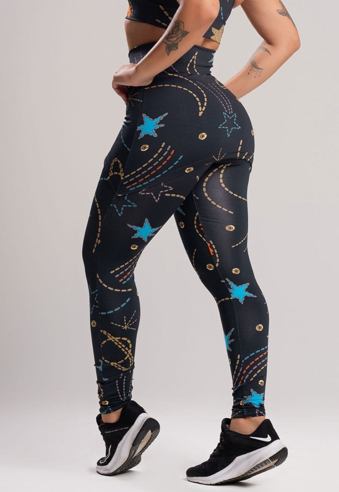 Vista 2 Calça Legging MVB Modas Saia Tapa Bumbum Suplex Lisa Cosmic Mvb Modas estampado/multicolorido/preto