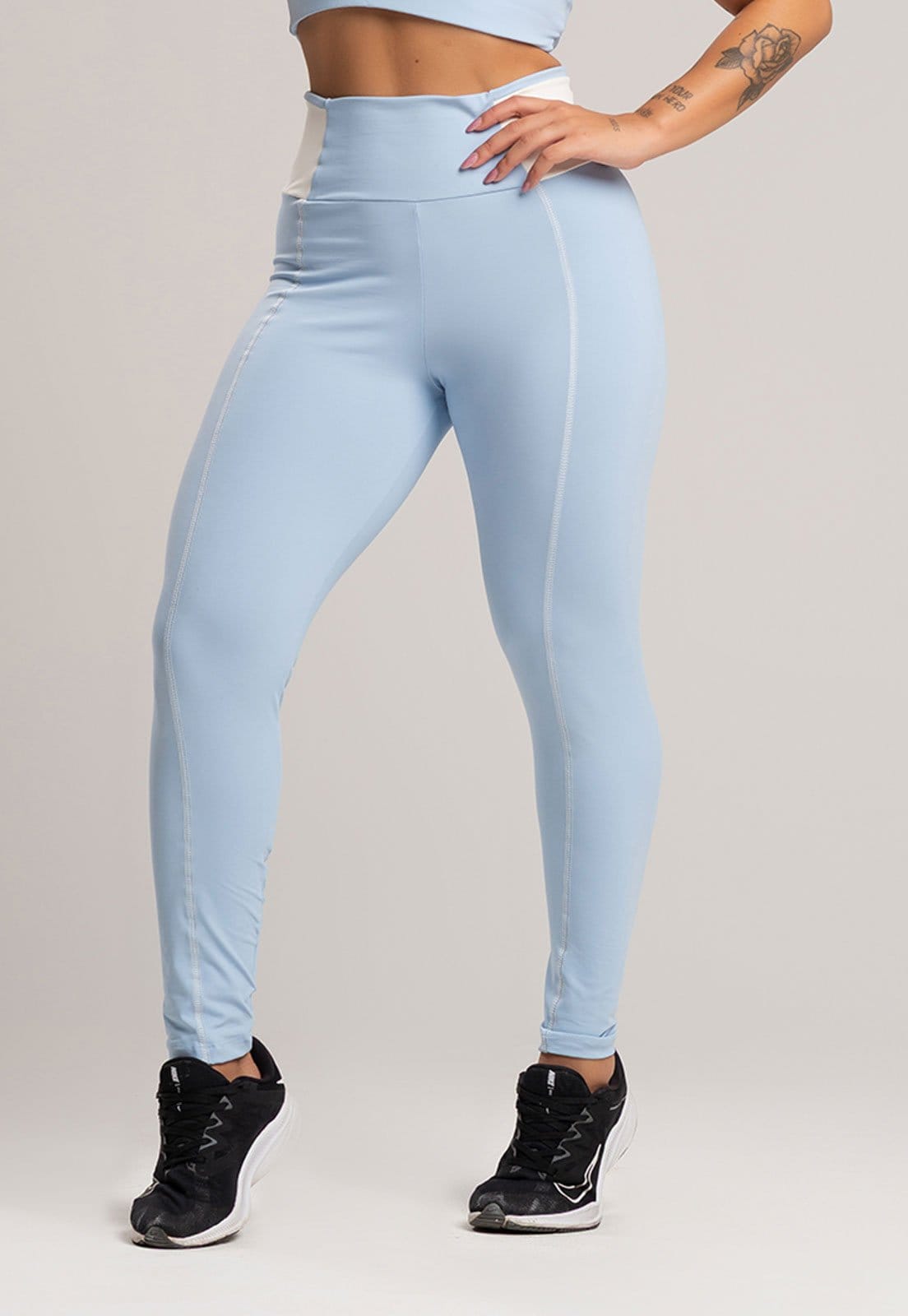 Vista 2 Calça Legging MVB Modas Cós Off White Cintura Alta Feminina Poliamida Céu Mvb Modas preto white