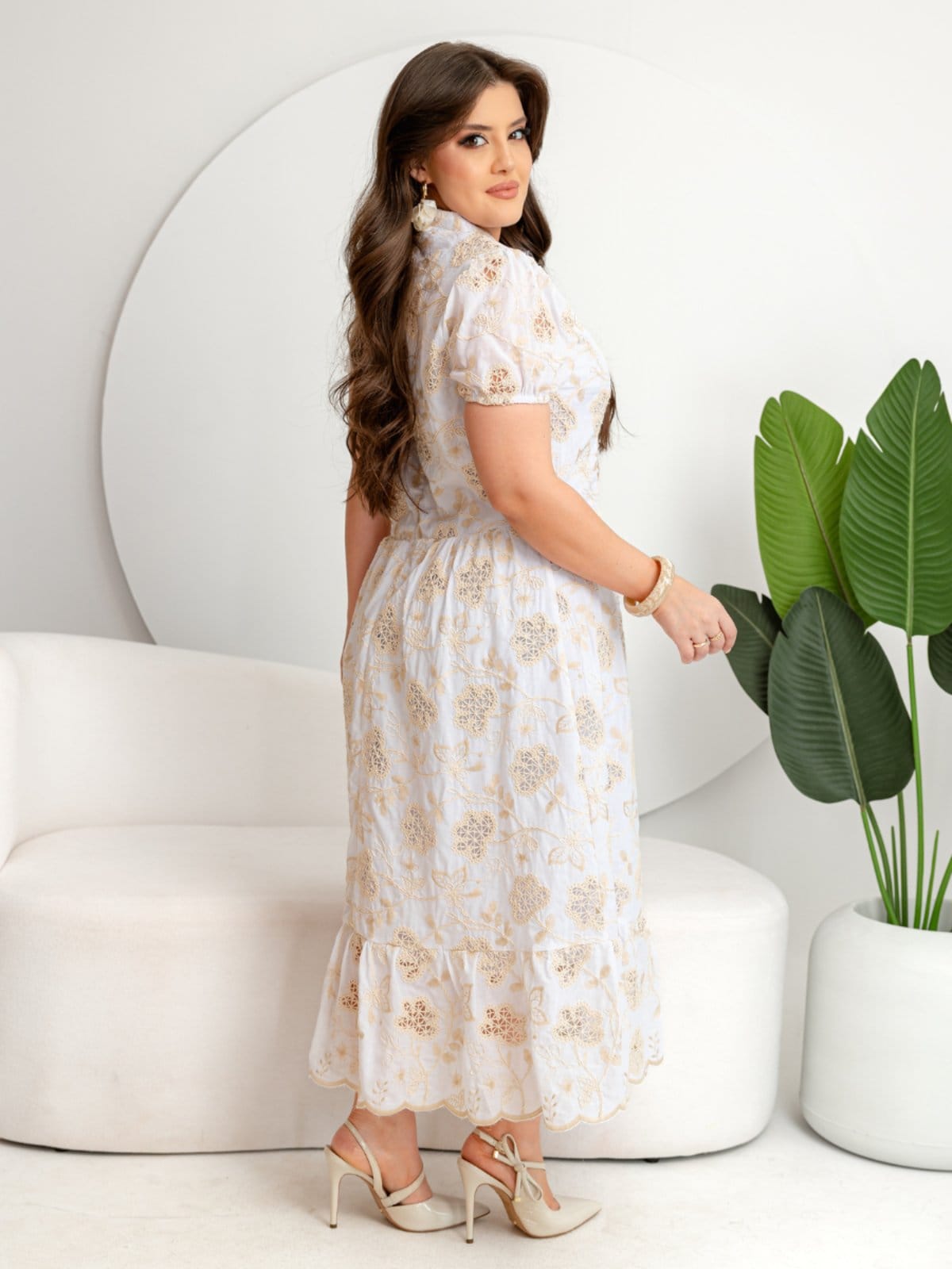 Vista 2 Vestido Elegante Midi Gola Alta Manga Princesa Curta Bordado Algodão Off-White Sarah Cristina Brand off-white white