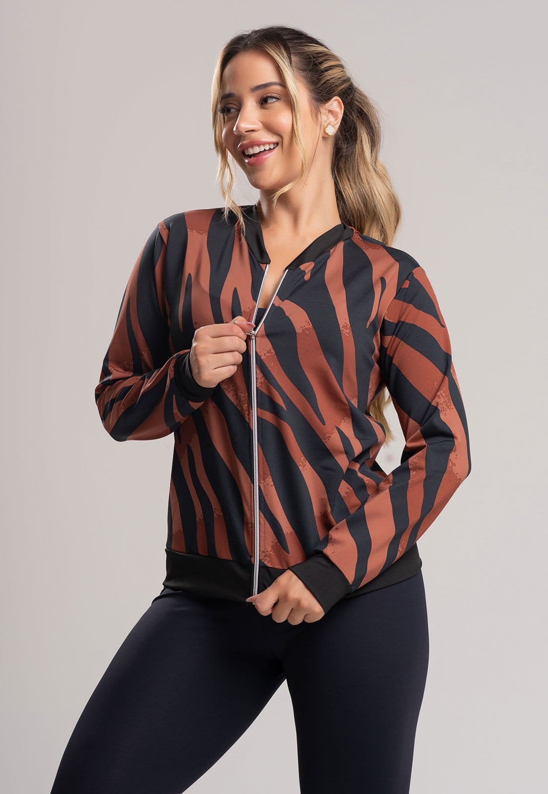 Vista 2 Casaco MVB Modas Jaqueta Bomber Suplex Safari Mvb Modas estampado/marrom/multicolorido/preto