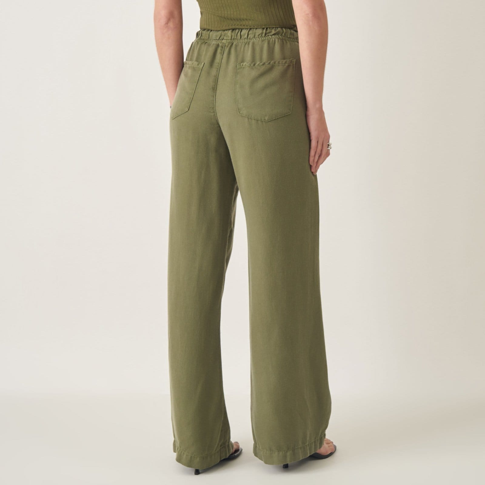 Vista 2 Calça Pantalona Tencel Color com Elástico Bloom bege