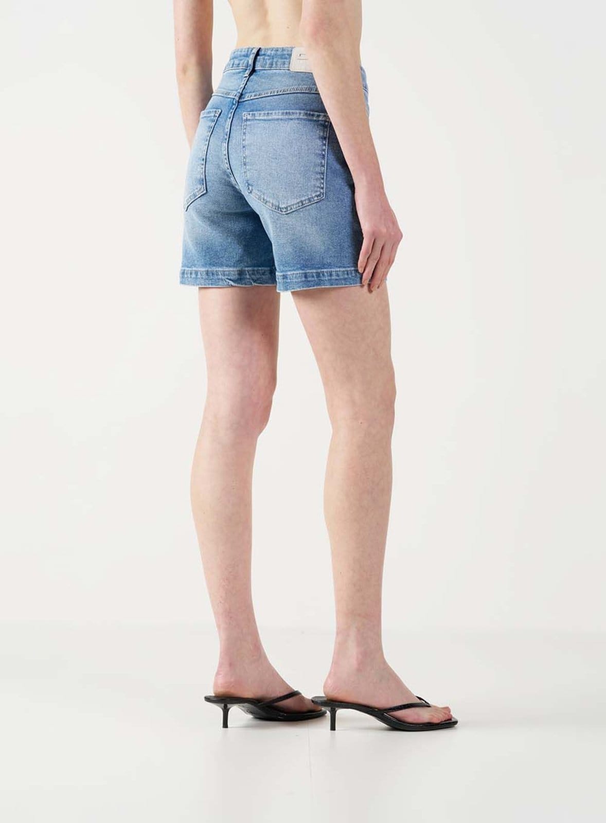 Vista 2 Bermuda Jeans Slim Curta Colcci CLC Indigo Colcci CLC azul indigo