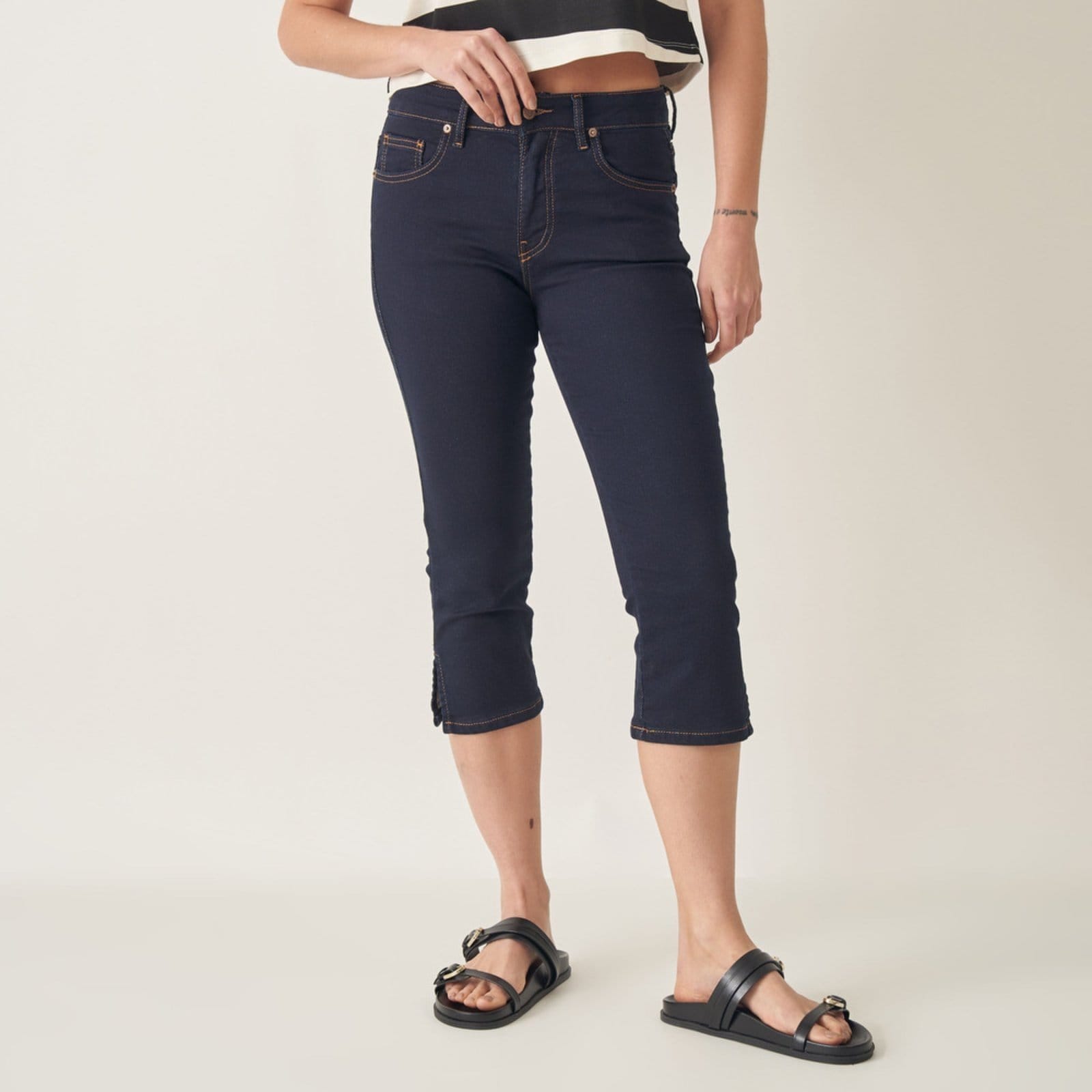 Vista principal Calça Capri Jeans com Fendas Laterais Bloom azul marinho