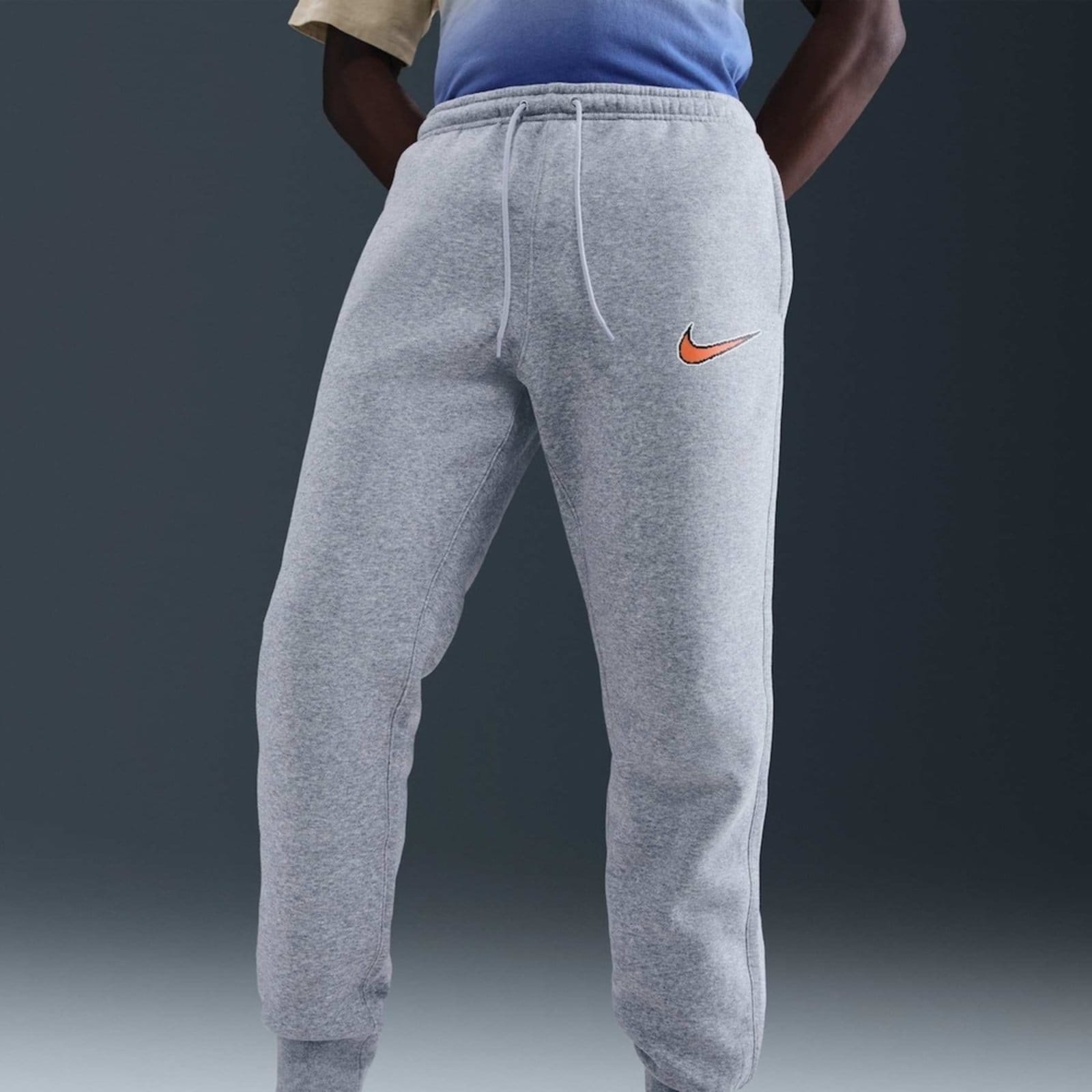 Vista 2 Calça Nike Club Varsity Masculina Nike Cinza