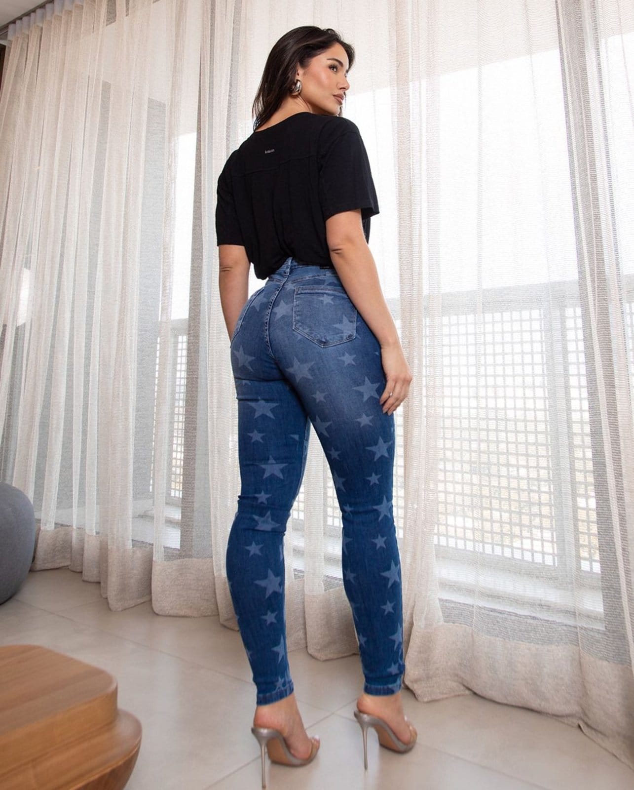 Vista 2 Calça Skinny Feminina Cintura Média Detalhes de Estrela No Laser 23670 Escura Consciência jeans