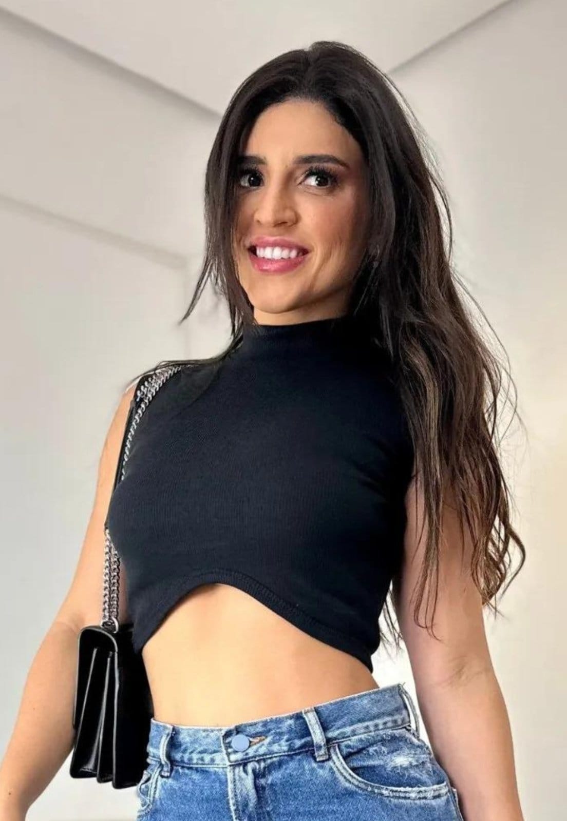 Vista 2 Kit Cropped Regata Francisca 3 peças: Mostarda, Branco e Preto Cia do Vestido multicolorido