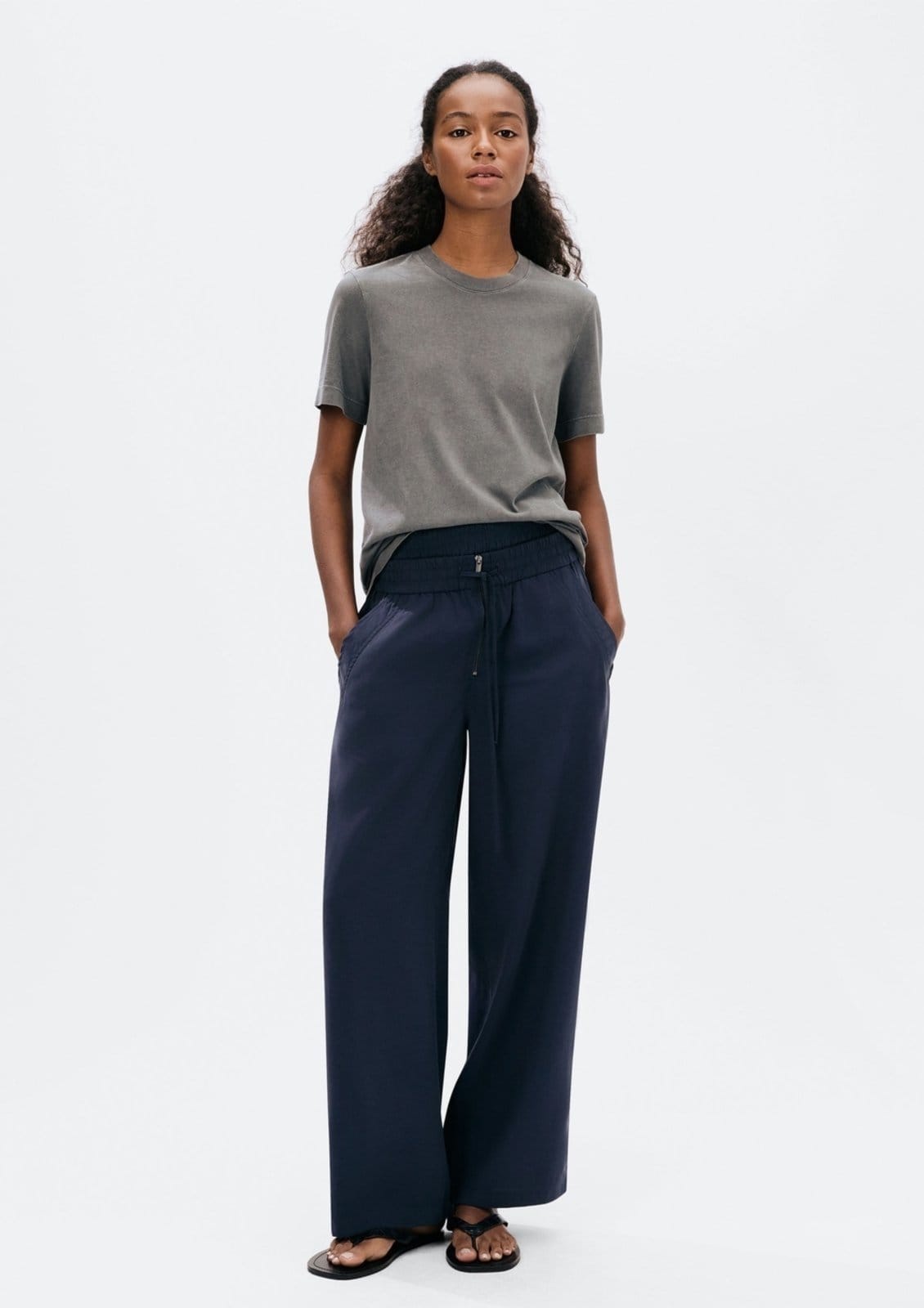 Vista principal Calça Feminina Reta Em Peach Touch Hering vermelho