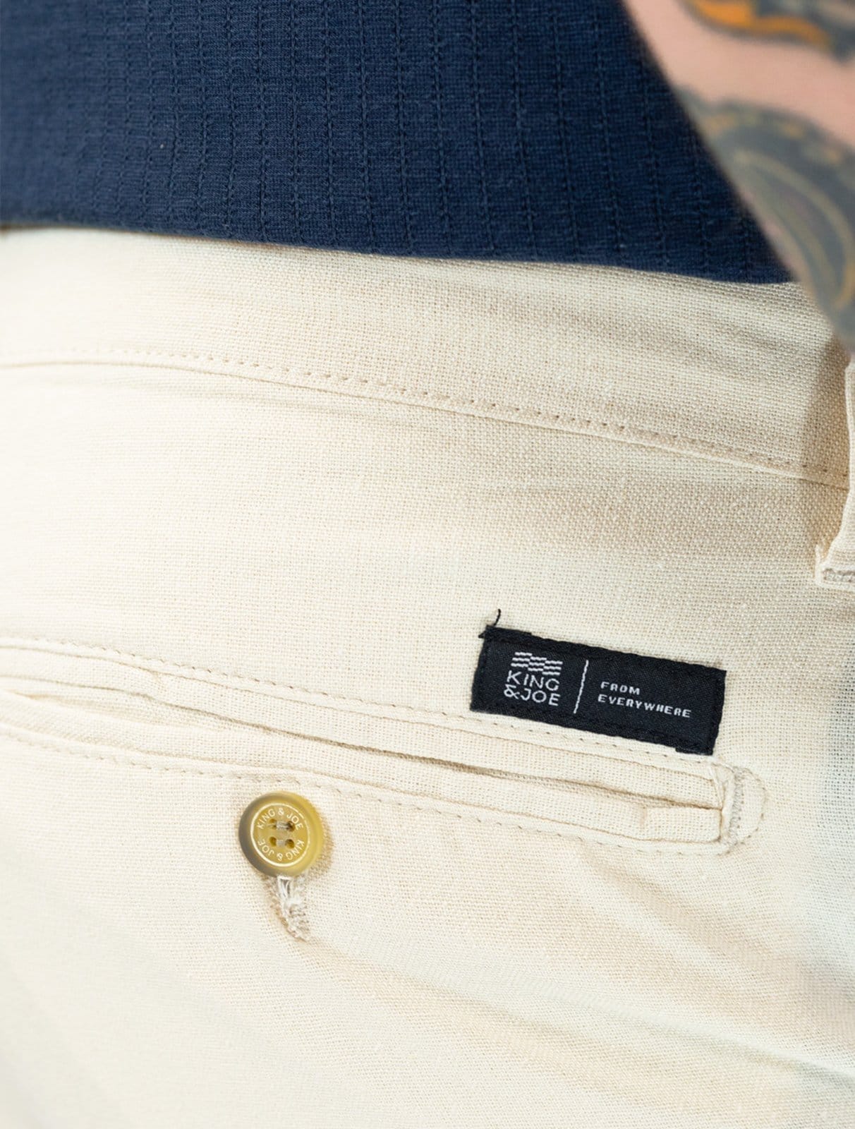 Vista 2 Bermuda King & Joe Masculina Slim Linho Areia King & Joe bege