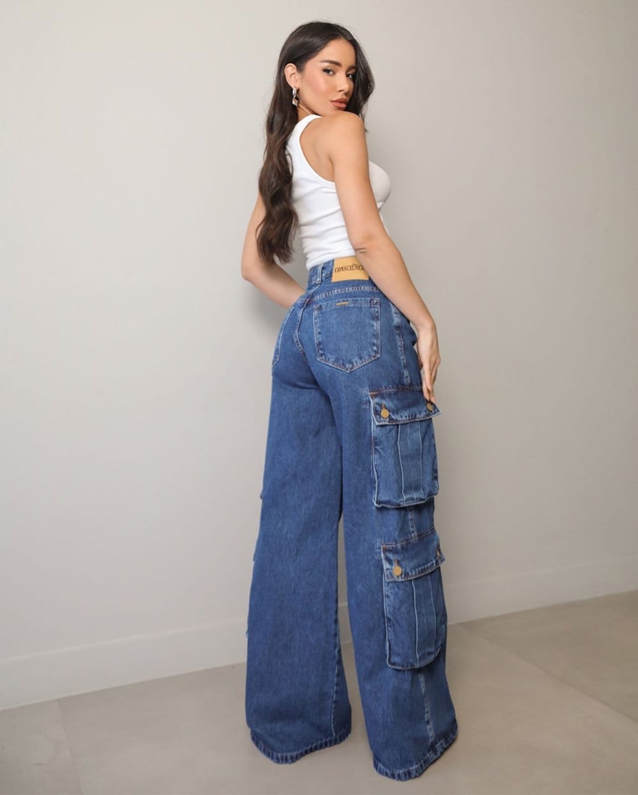 Vista 2 Calça Wide Leg Feminina Relaxed Cargo 25007 Escura Consciência jeans
