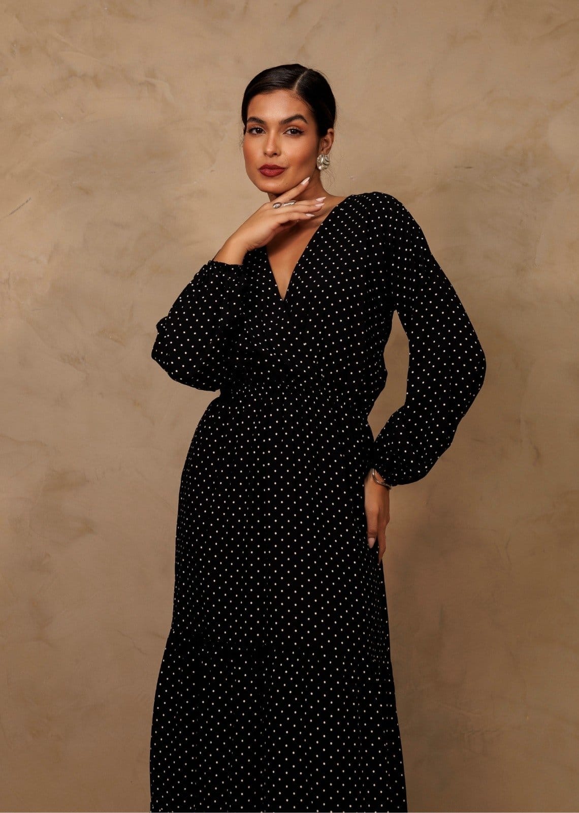 Vista principal Vestido Longuete Transpasse Manga Longa Decote em V Estampado Cia do Vestido preto