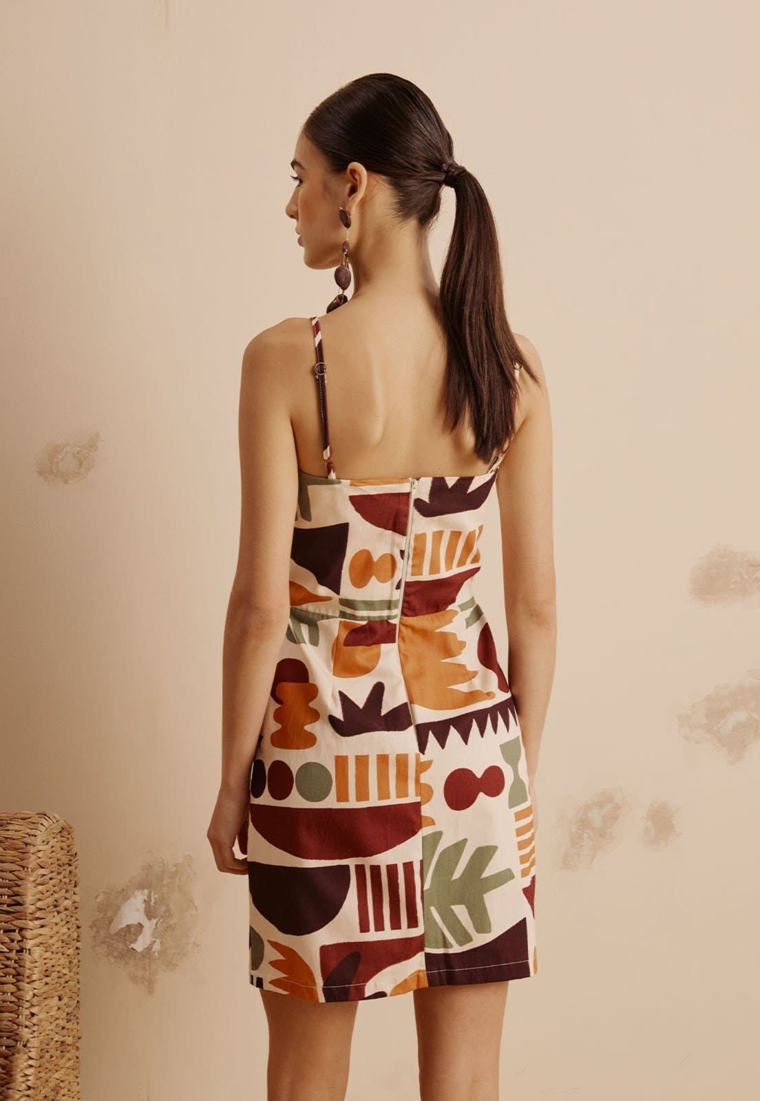 Vista 2 Vestido Curto Gola Virada Estampado Ribeirinha CaCay marrom