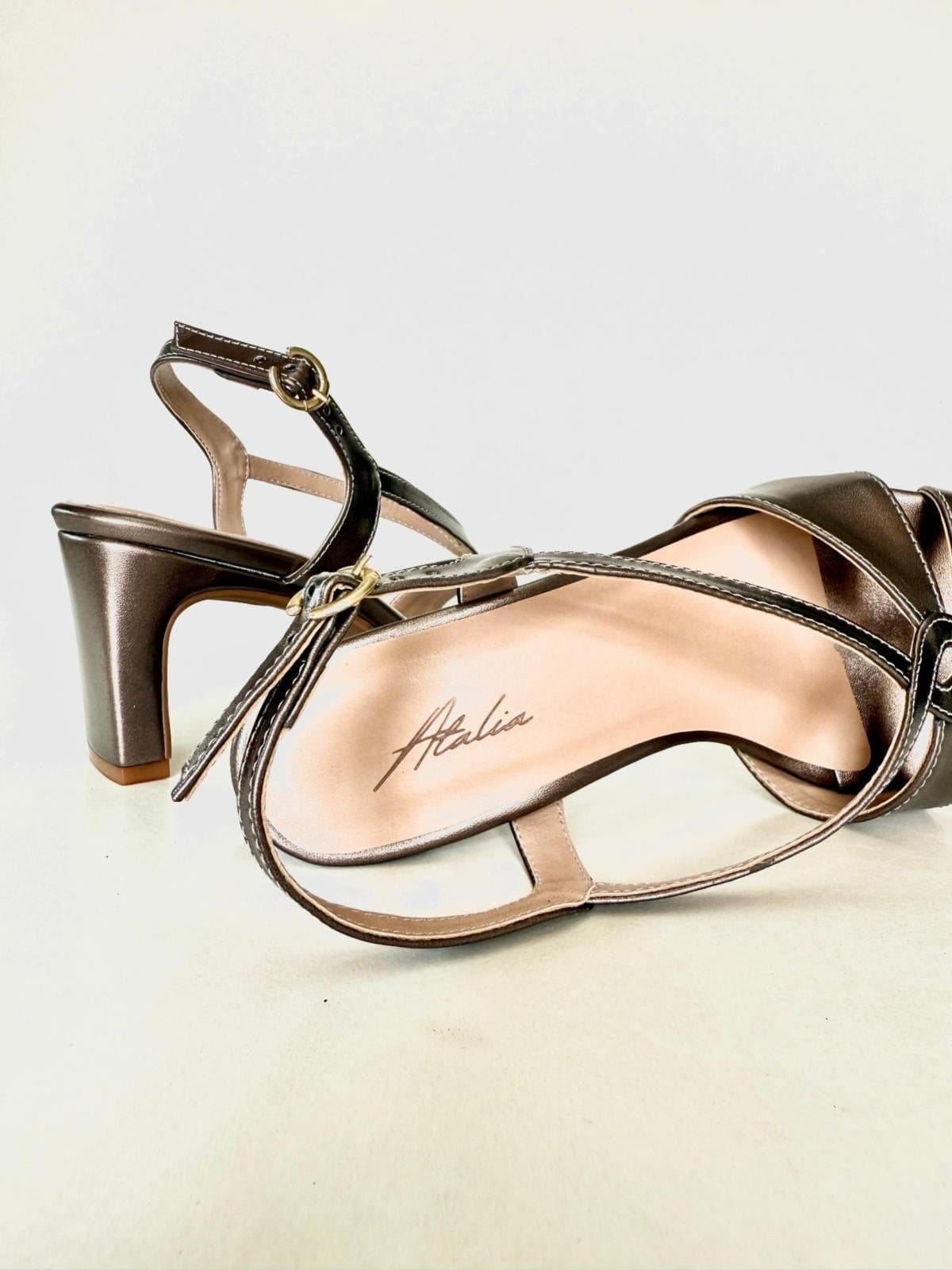 Vista 2 Sandália Feminina Salto Fino Curvado Confortável Tiras Cruzadas Metalizado Elegante - 7CM Atalia Shoes prata velho
