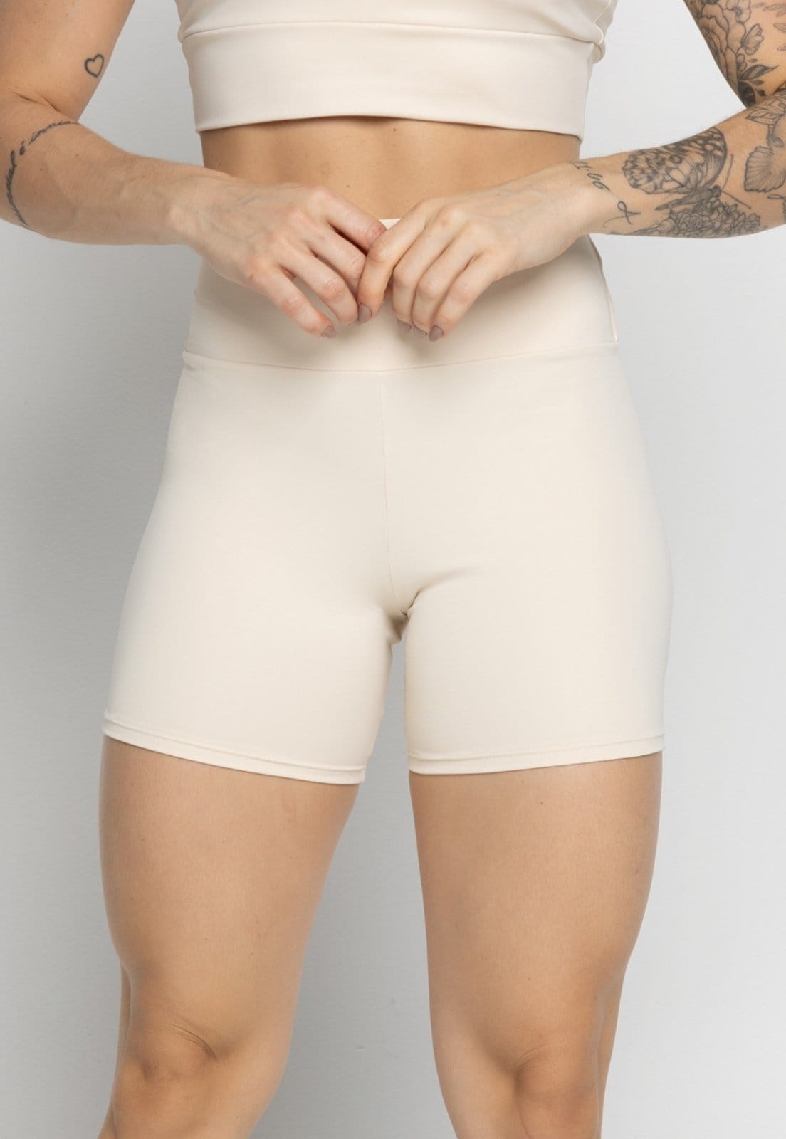 Vista principal Short Fitness Vekyo Poliamida Feminino Suplex Liso Academia Off White VEKYO branco white