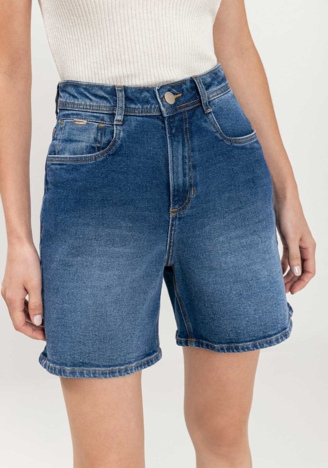 Vista 2 Bermuda Jeans Com Cintura Alta E Bolsos Funcionais Lez a Lez azul