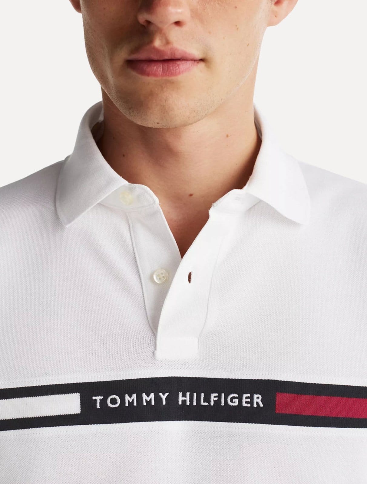 Vista 2 Polo Tommy Hilfiger Masculina Regular Chest Insert Logo Branca Tommy Hilfiger branco