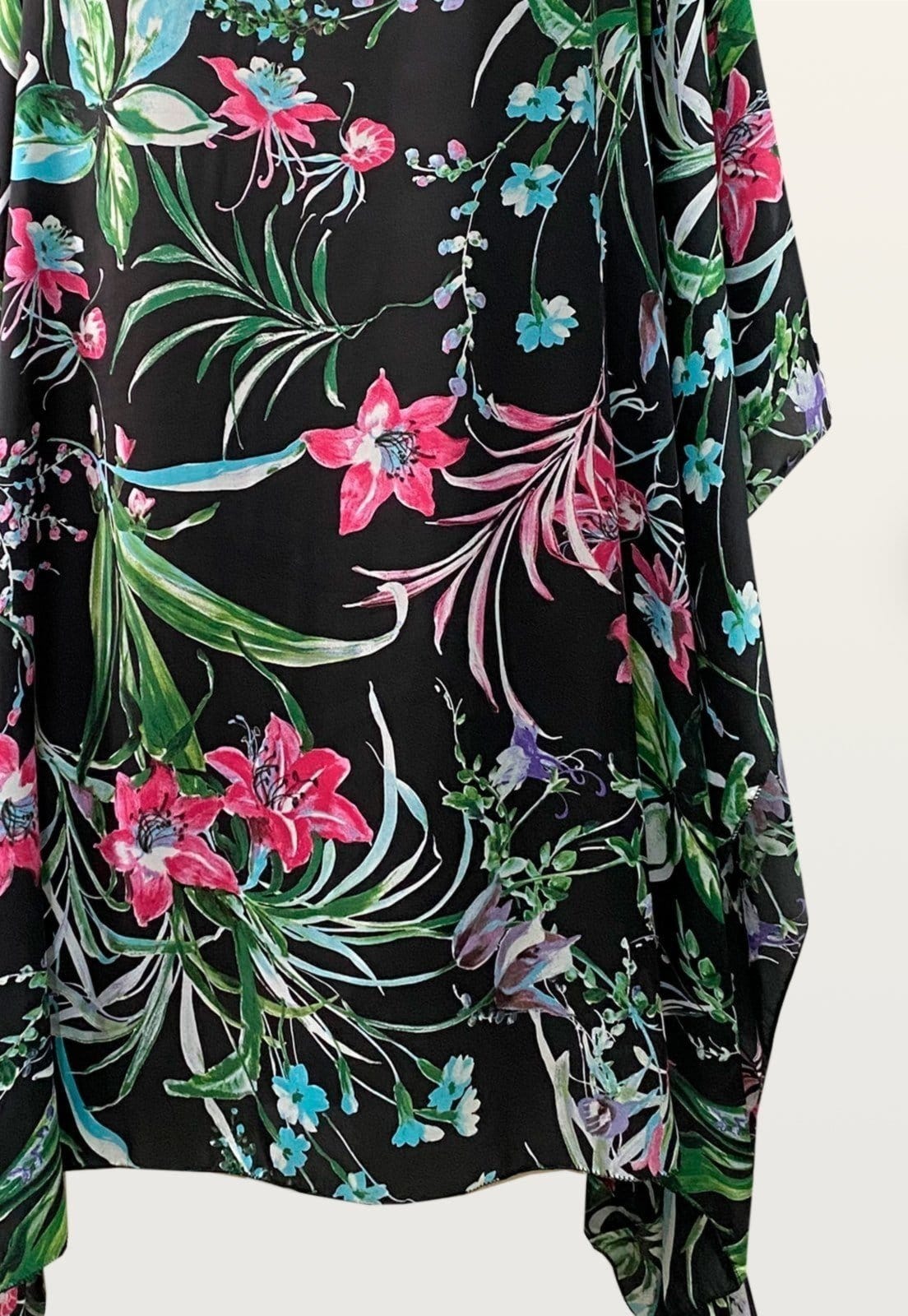 Vista 2 Vestido Kaftan Saída Curto Crepe Acetinado Estampado Floral Fundo 101 Resort Wear preto