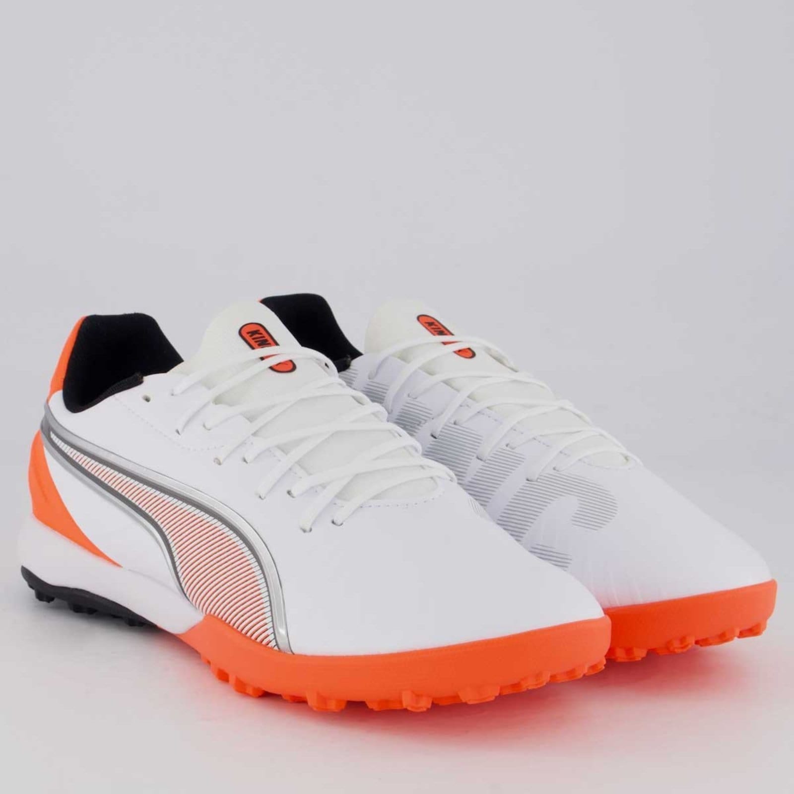 Vista 2 Chuteira Puma King Match TT Society Branca e Laranja Puma branco