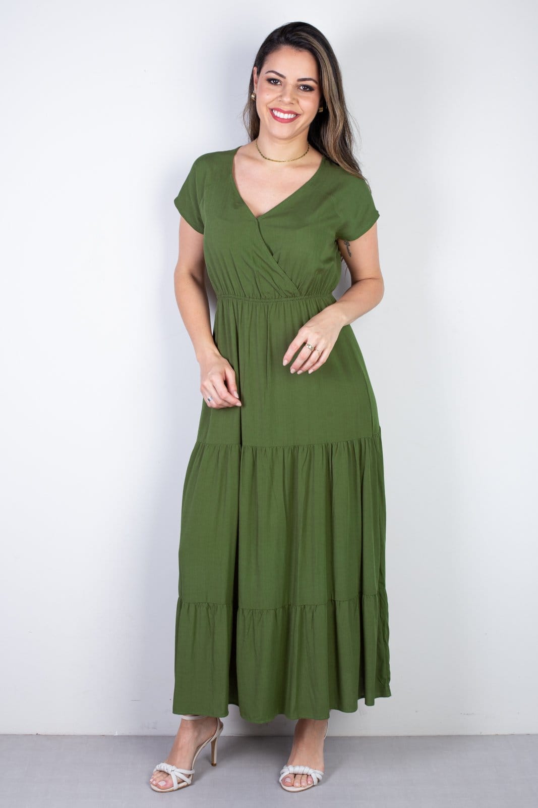 Vista principal Vestido Enluaze Feminino Midi Manga Curta Decote V 51470 Enluaze verde