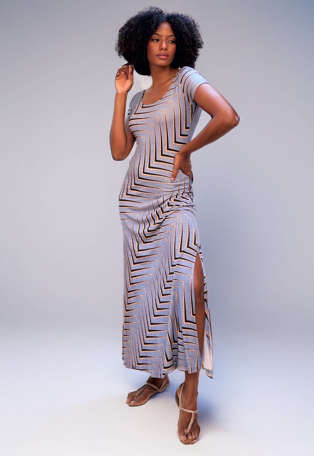 Vista 2 Vestido Longo Malha Gola Canoa Manga Curta Estampa Murici Cabanafree cinza/estampado