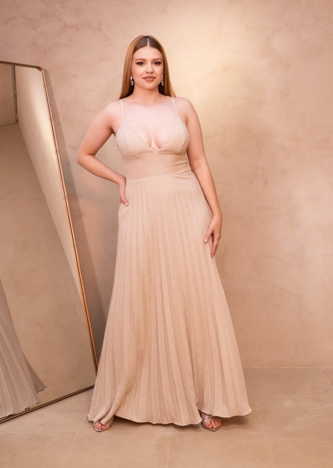 Vista principal Vestido Longuette de Festa Frente Única Decotado Plissado Rennya Bege Cia do Vestido cinza