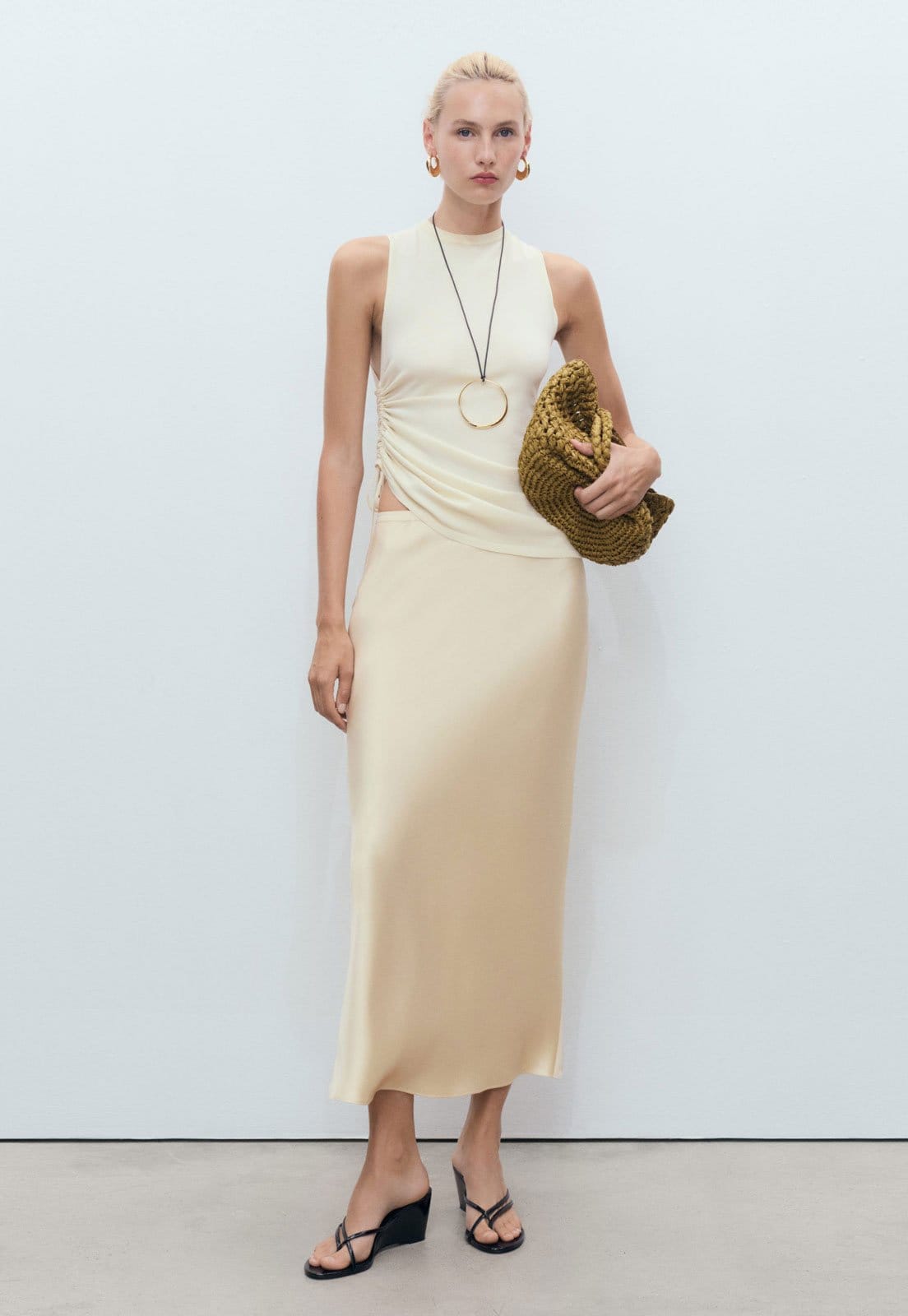 Vista 2 Saia Feminina Mango Midi Acetinada Mango bege