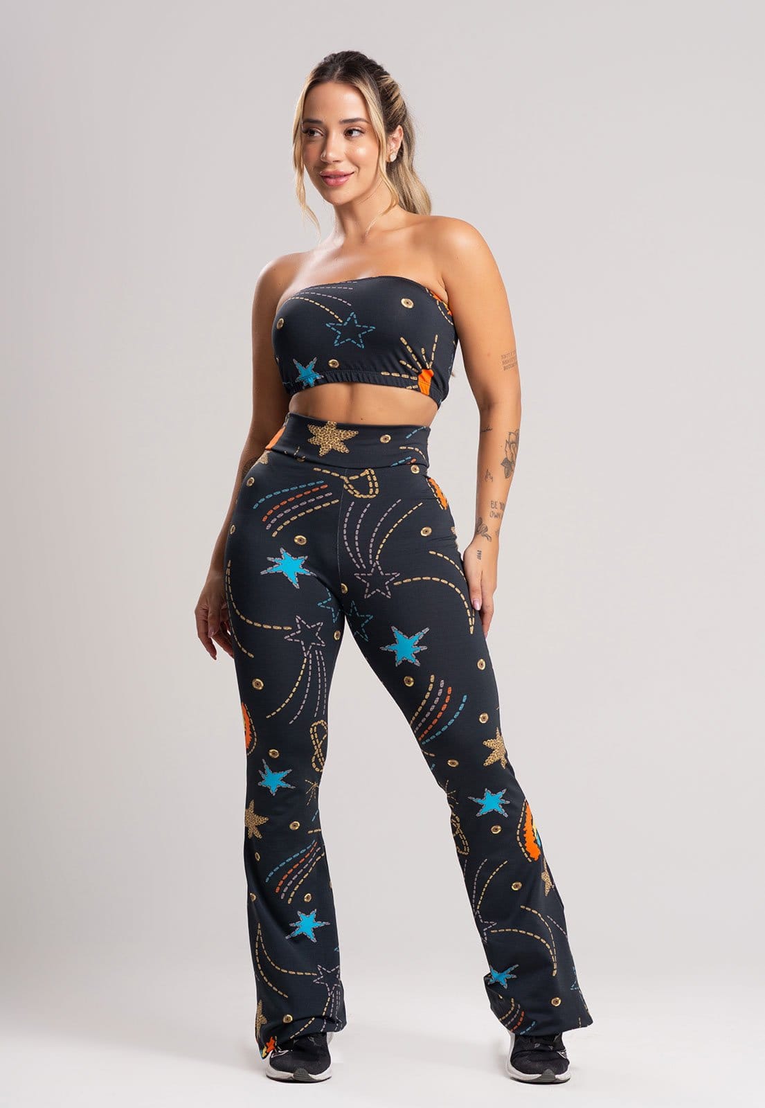 Vista 2 Calça Flare MVB Modas Feminina Pantalona Suplex Cosmic Mvb Modas estampado/multicolorido/preto