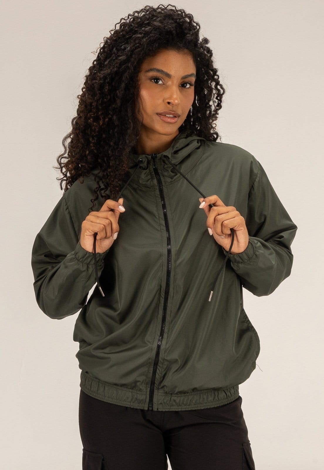 Vista principal Blusa de Frio Corta Vento Esportiva Semi Impermeável Feminina Escuro Dulk verde/verde militar verde