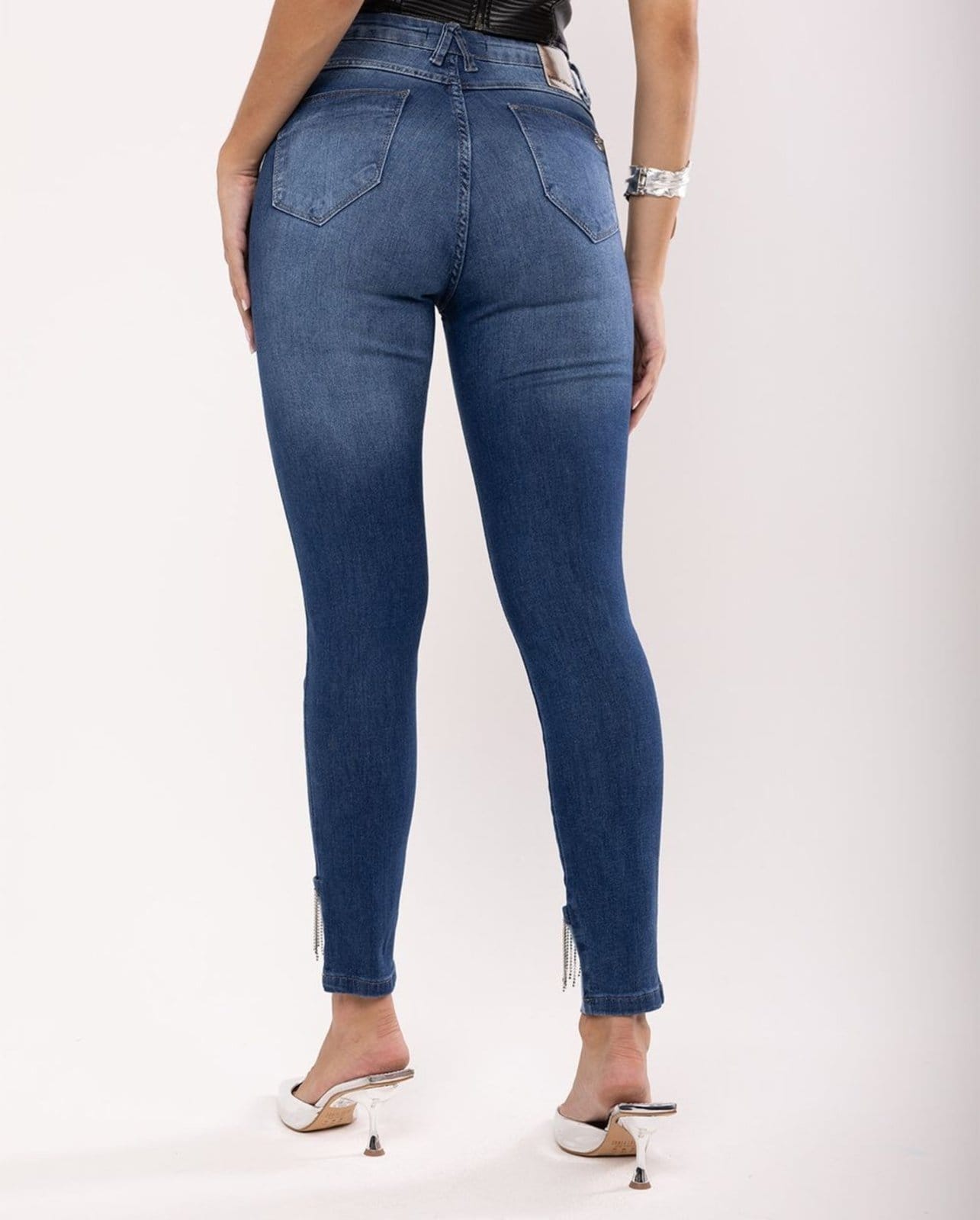 Vista 2 Calça Skinny Feminina Cintura Média Detalhe Aplicação 23720 Escura Consciência jeans