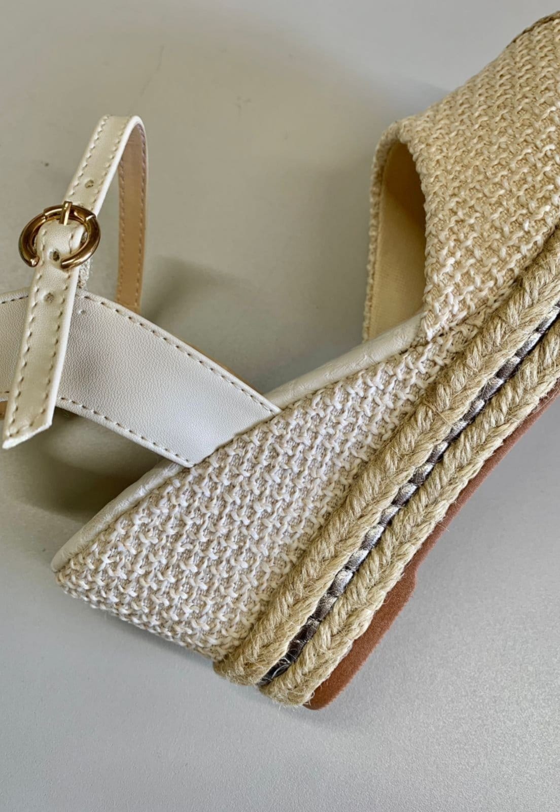Vista 2 Sandália Plataforma Confort Atalia Shoes Corda Juta Metalizada Linhão Trançado Off White Bico Fechado Atalia Shoes bege/off-white white