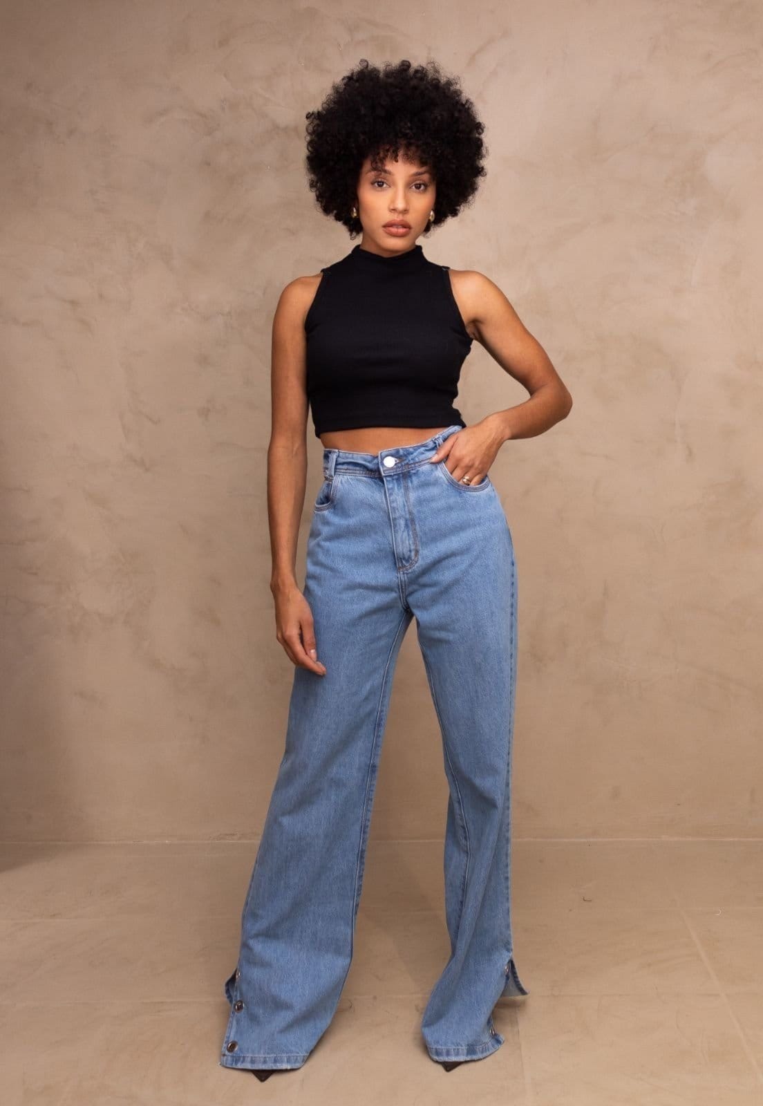 Vista principal Calça Jeans Cintura Alta Flare Abertura na Barra Jullie Cia do Vestido azul