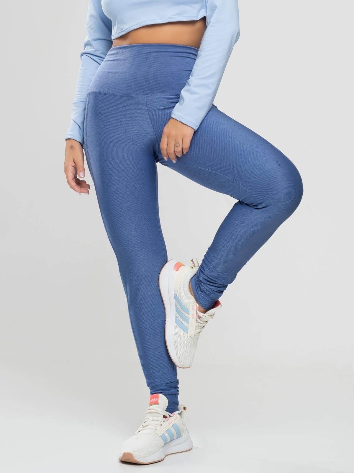 Vista 2 Calça Legging Canelada Moda Fitness Vicbela Com Bolso Cós Largo Academia Vicbela azul