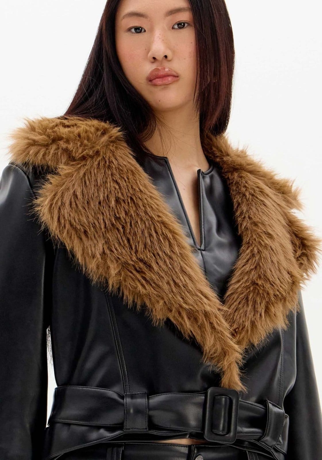 Vista 2 Jaqueta Cropped Com Pelo e Cinto My Favorite Things preto