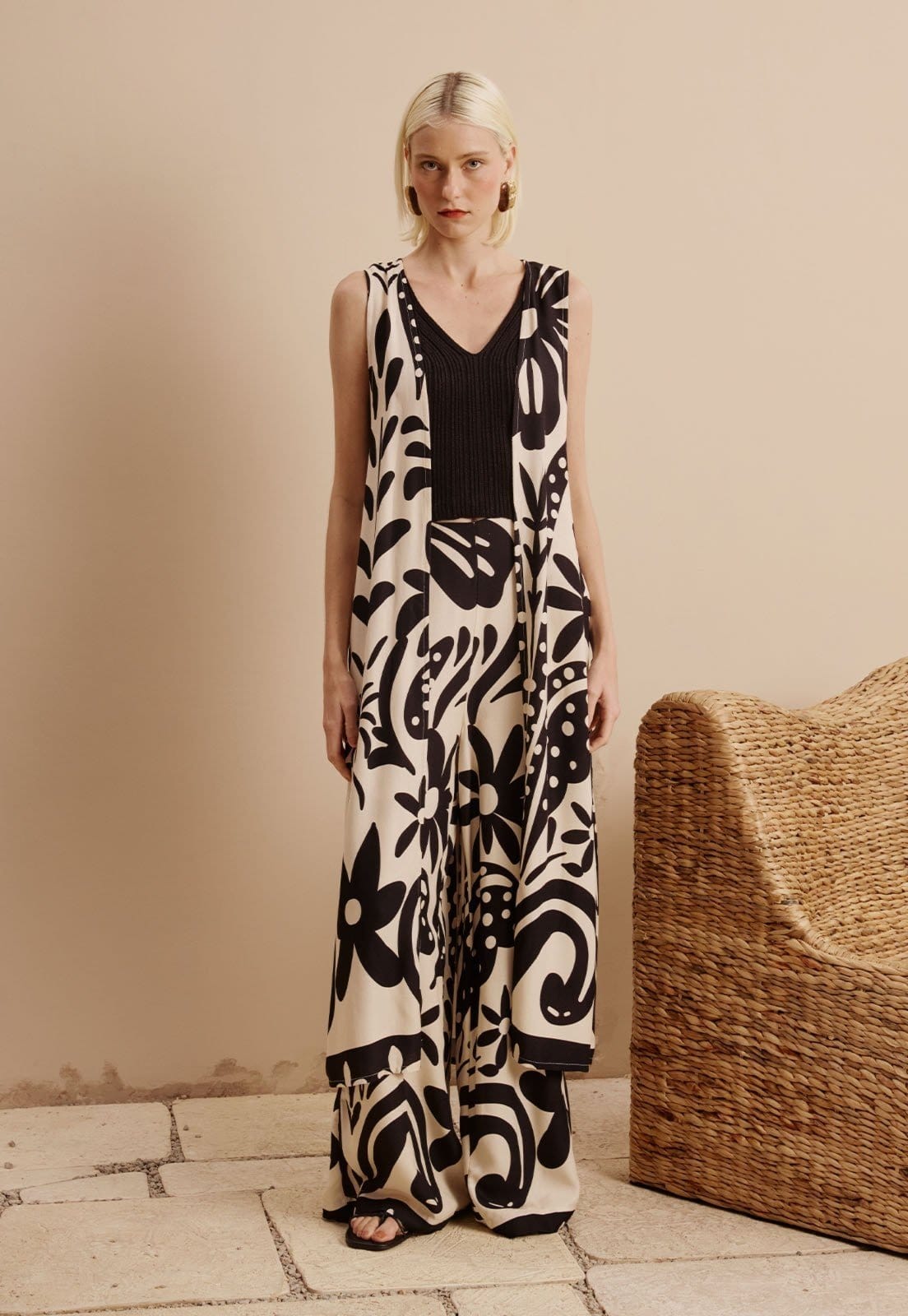 Vista 2 Calça Reta Estampada Rio das Flores CaCay preto