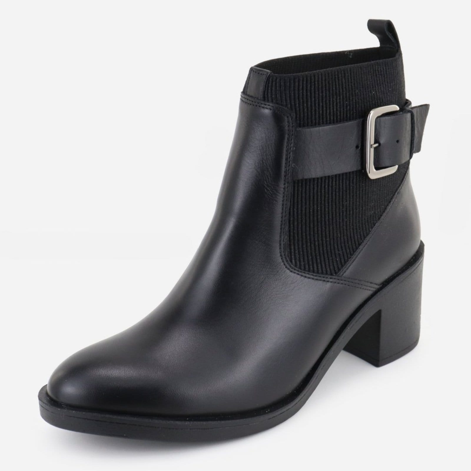 Bota em Couro Chelsea Cano Curto Fivelas Lisa Maria Paula Conforto