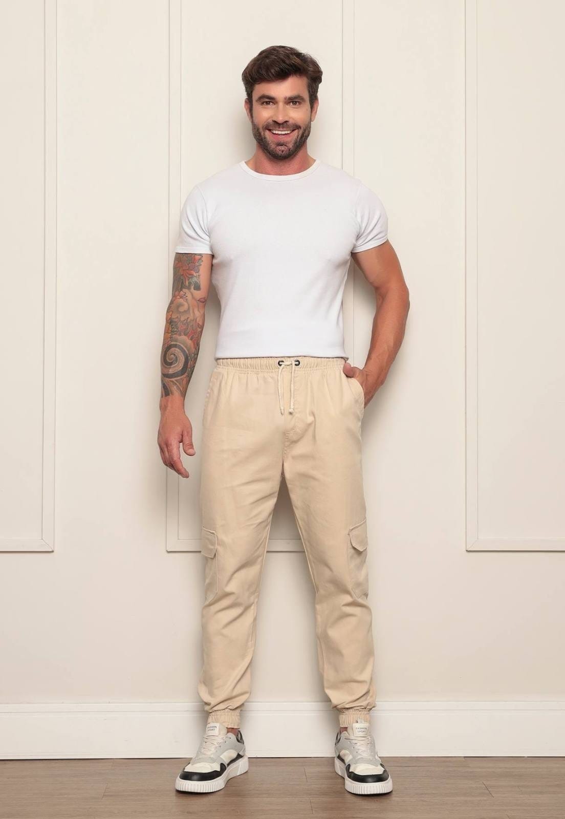 Vista 2 Calça Jogger Masculina Ethereal Jeans com Bolso Cargo Confortável Com Punho Ethereal Jeans preto
